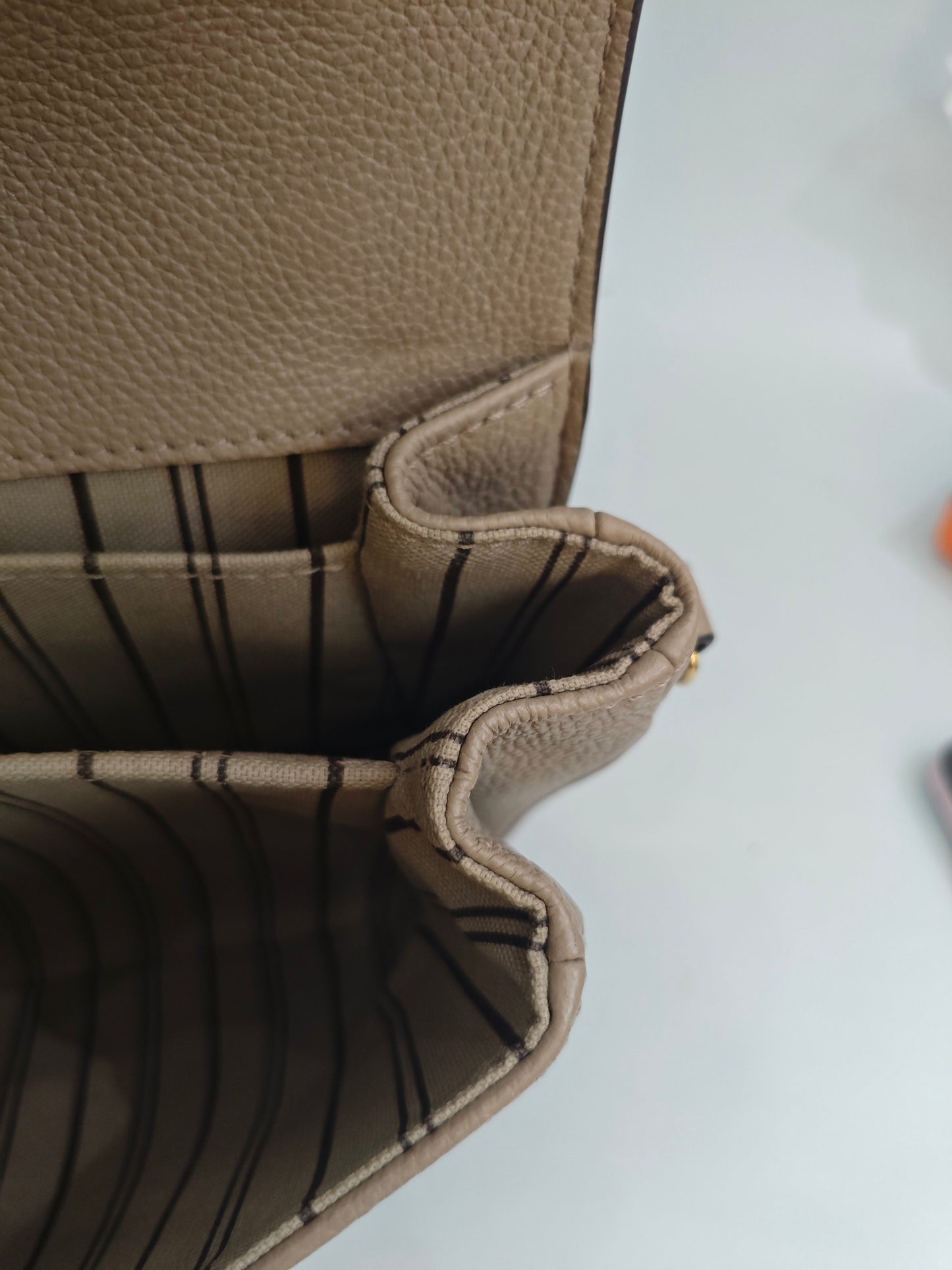 Louis Vuitton - Other - Leather - Grey - (Small)