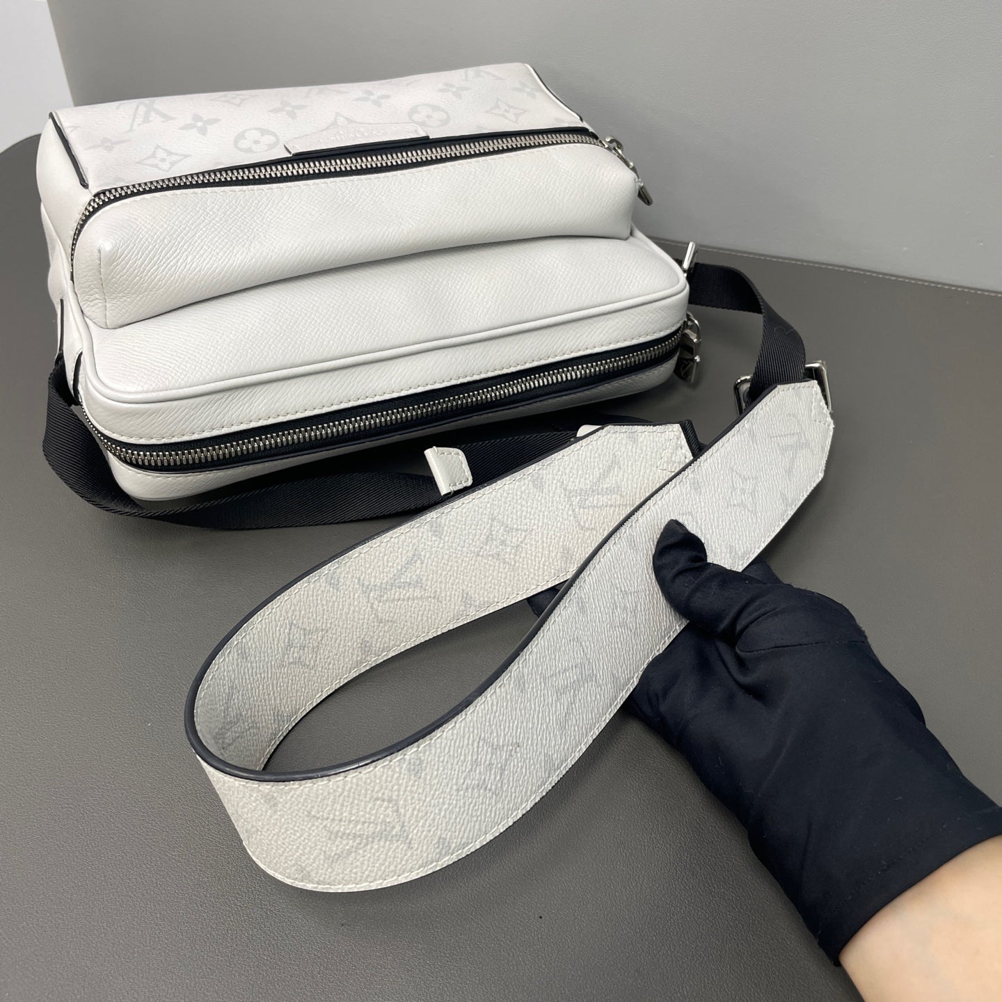 Louis Vuitton - Other - Leather - White - (small)