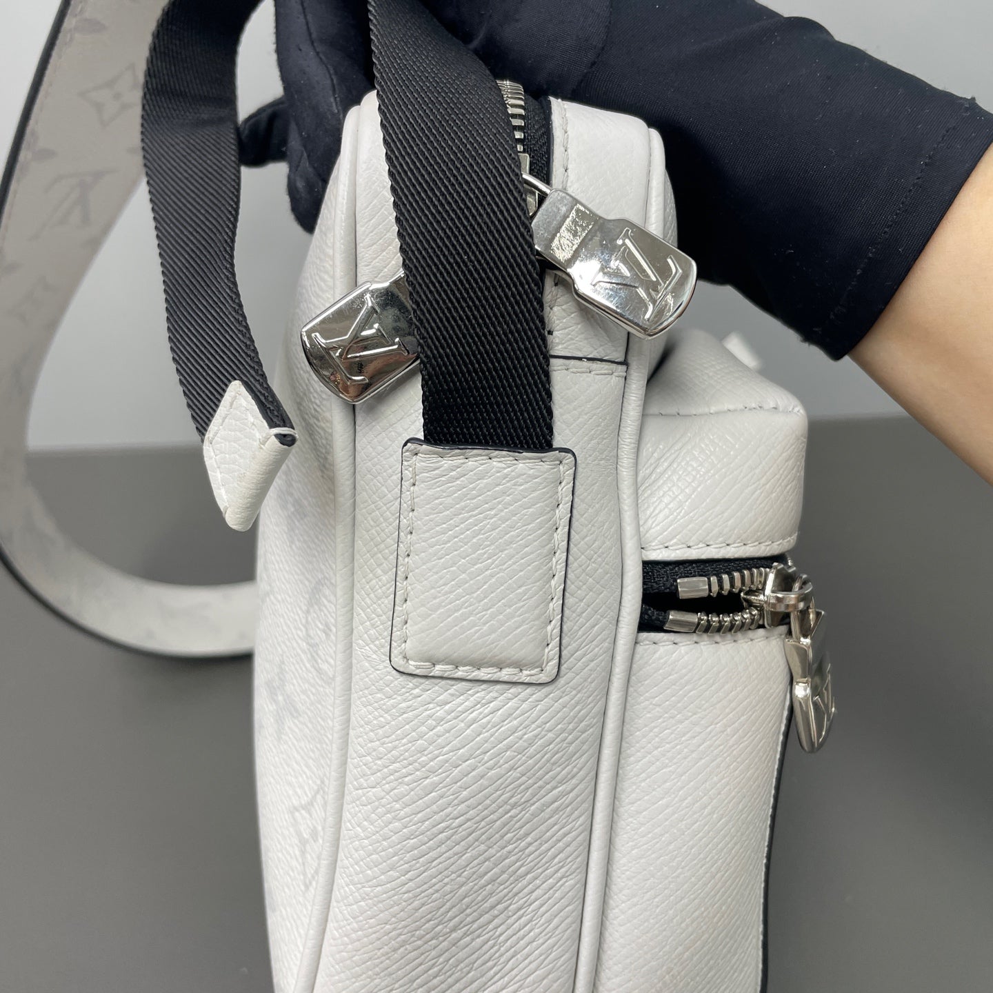 Louis Vuitton - Other - Leather - White - (small)