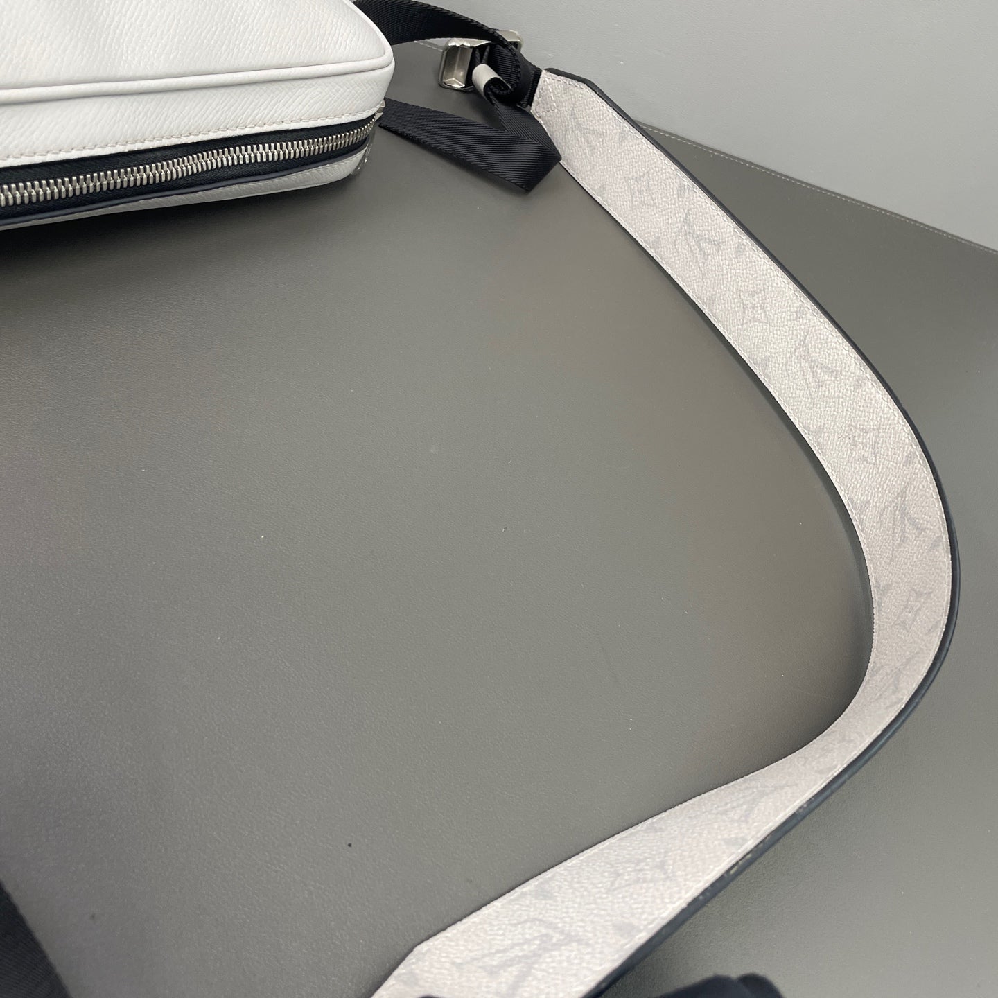 Louis Vuitton - Other - Leather - White - (small)
