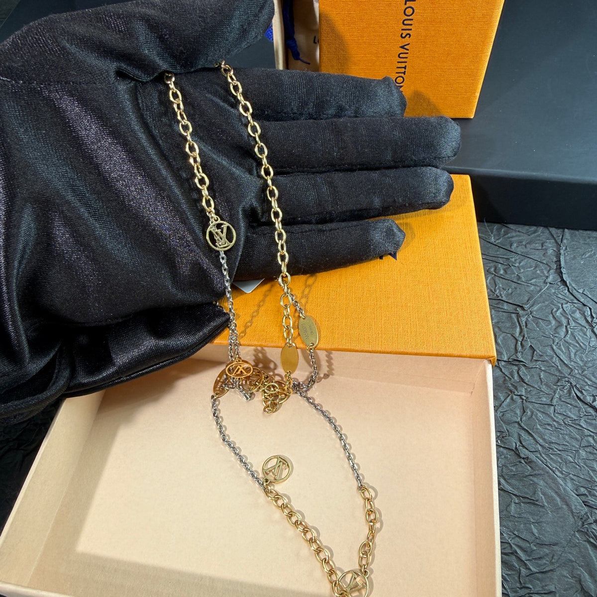 Louis Vuitton - Other - Metal with gold-tone and silver-tone finishes; exact composition unspecified. - Multicolour - (94)