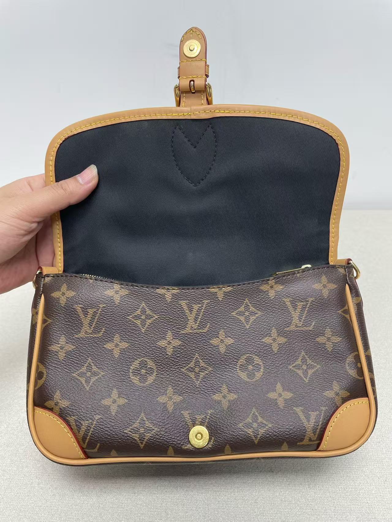 Louis Vuitton - Other - Monogram canvas with Vachetta leather trim - Brown - (Small)