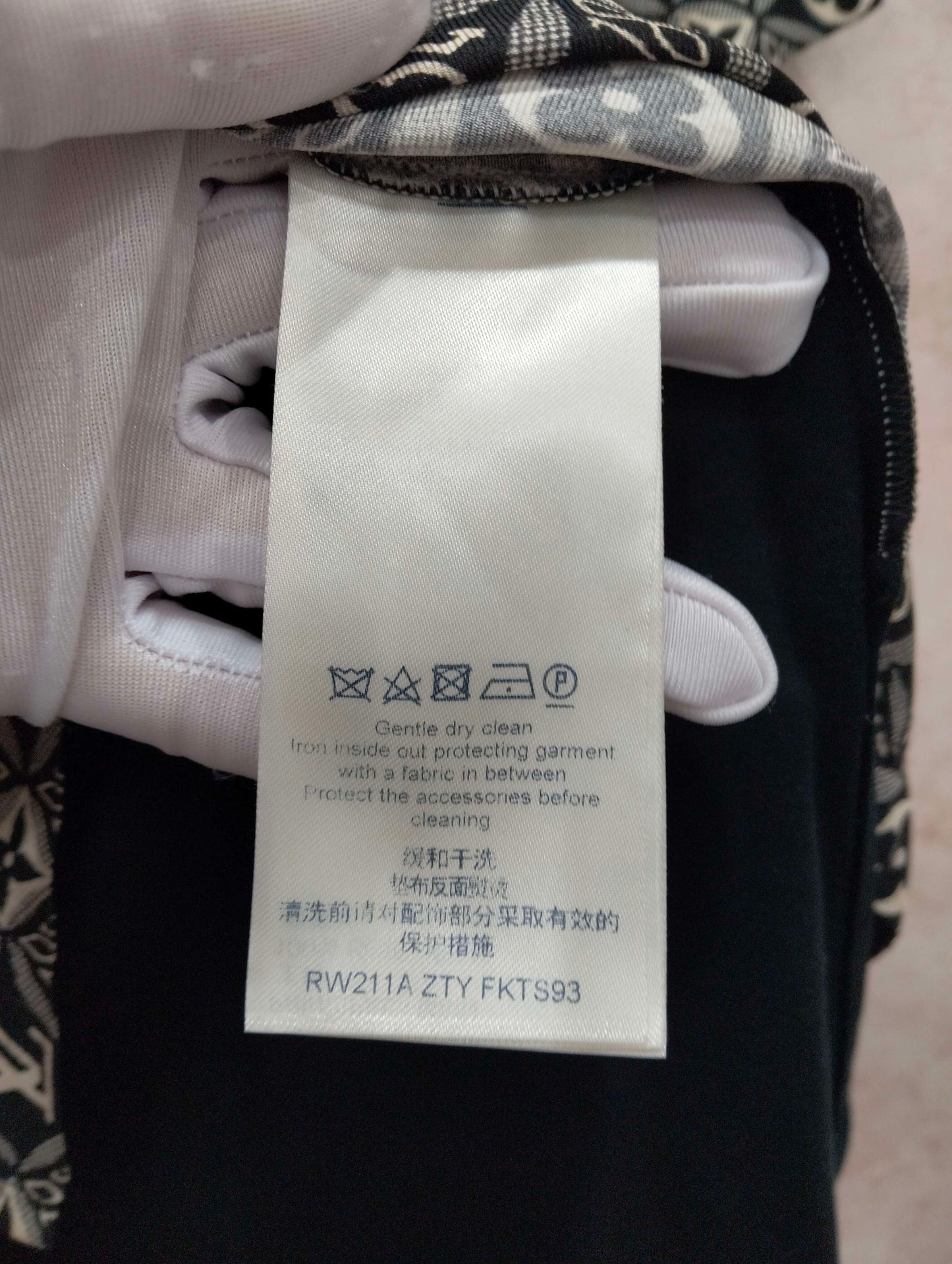 Louis Vuitton - Other - Silk - Black - (M)