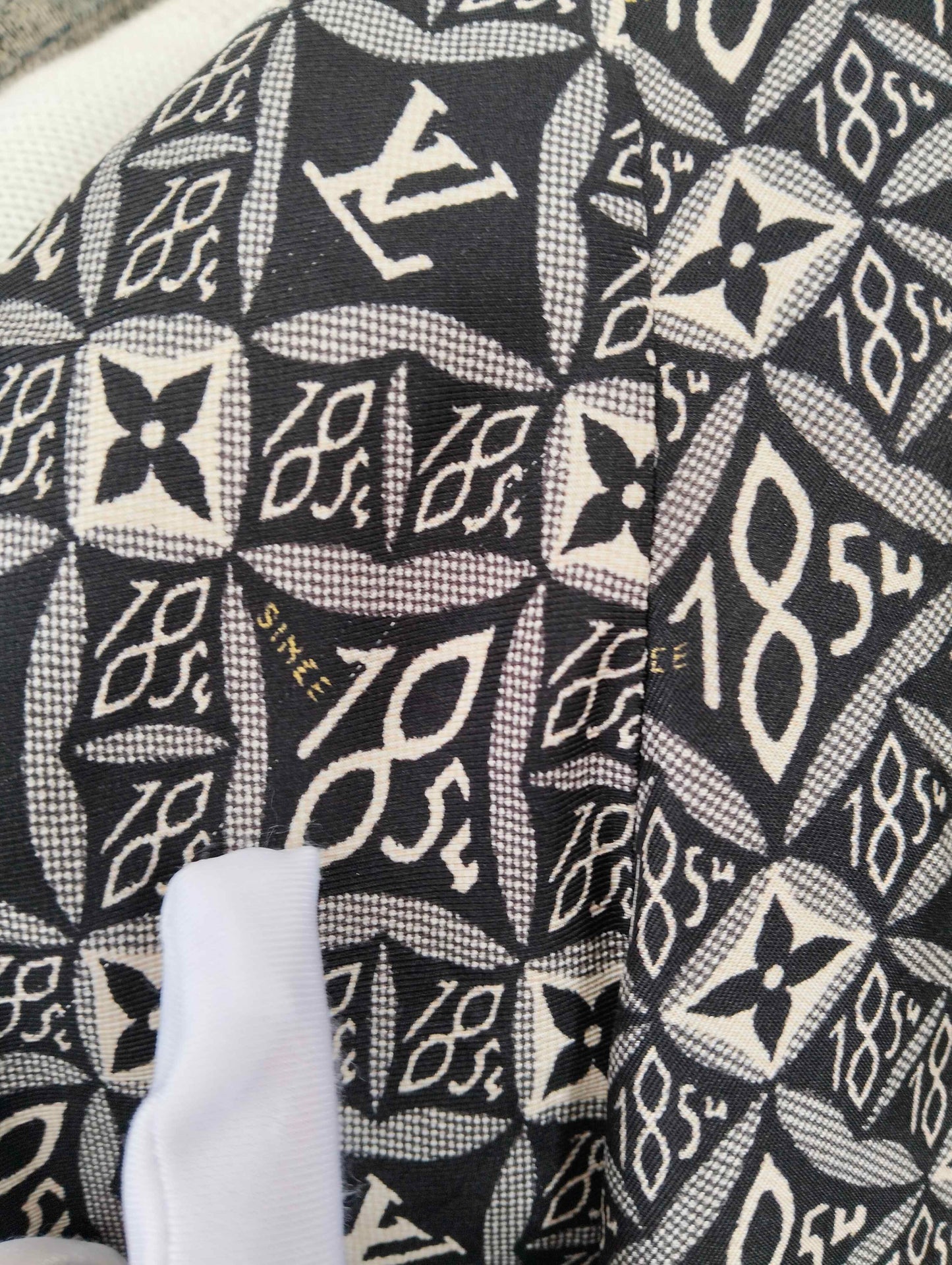Louis Vuitton - Other - Silk - Black - (M)