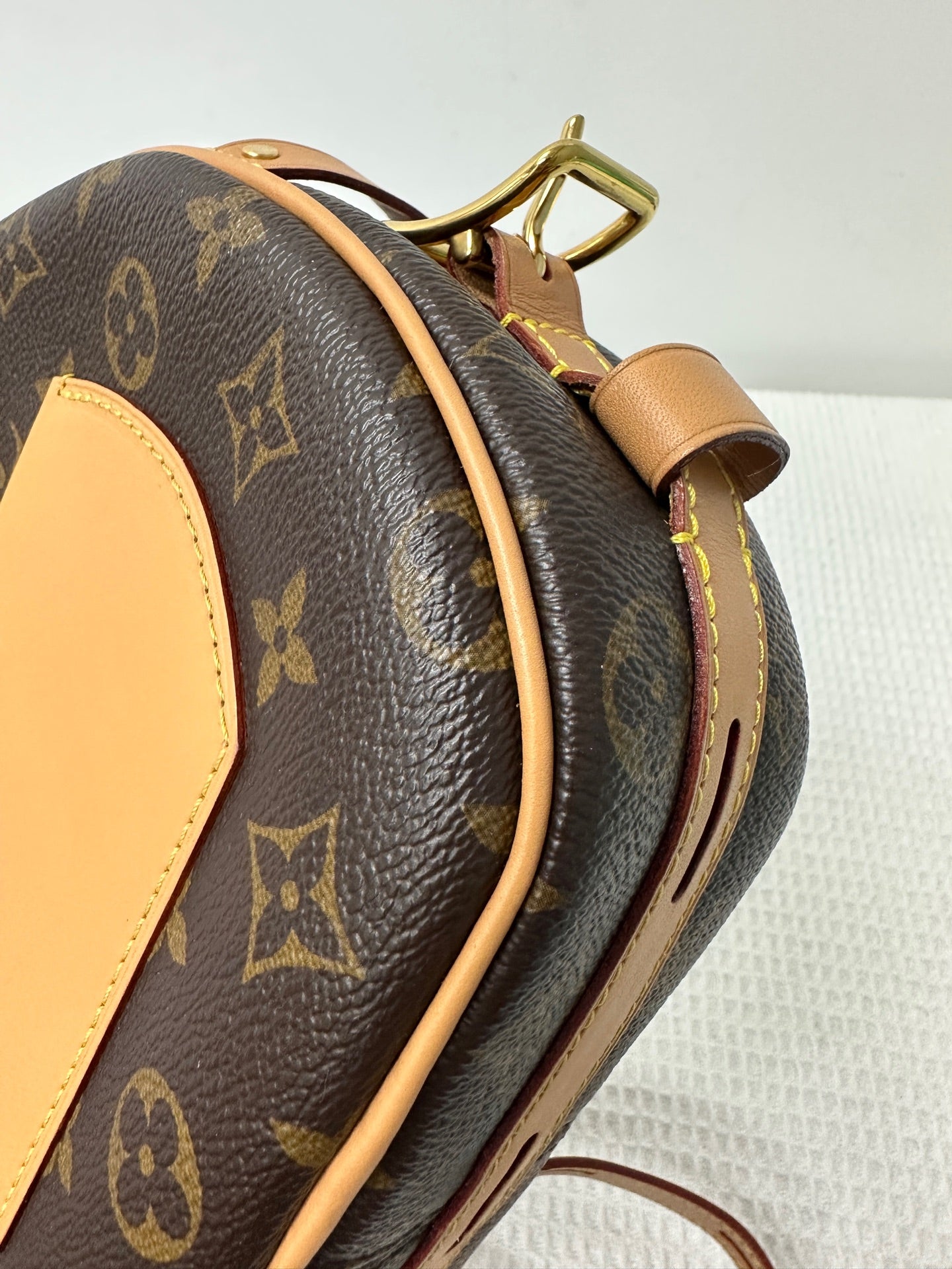 Louis Vuitton - Other - Synthetic - Brown - (large)