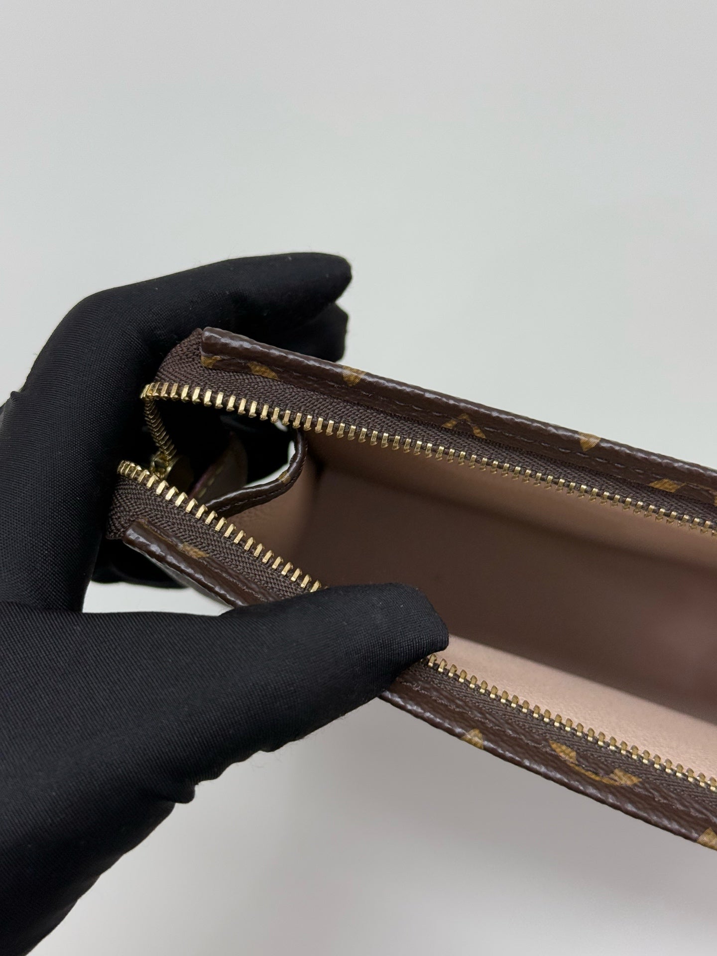 Louis Vuitton - Other - Synthetic - Brown - (medium)