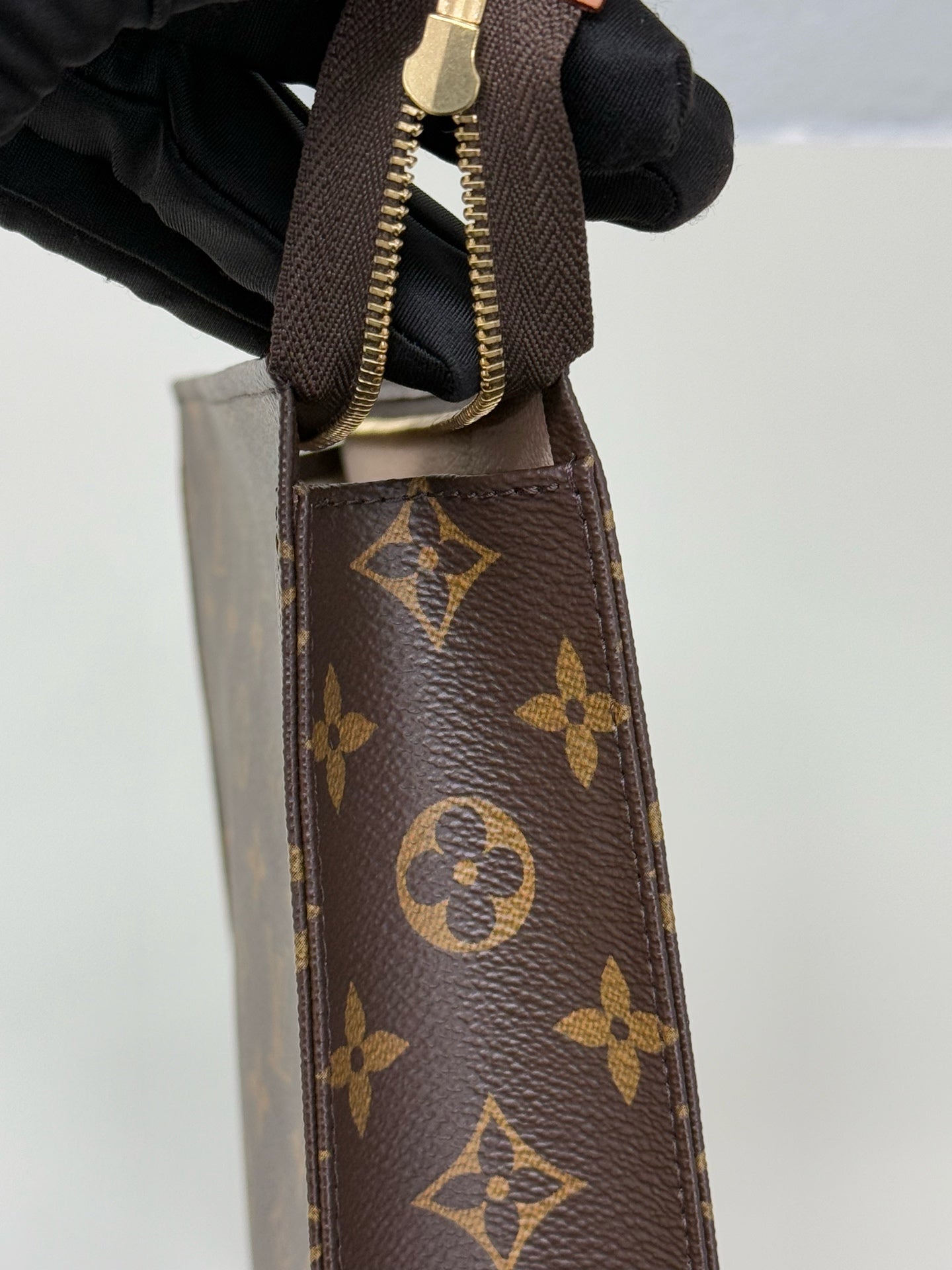 Louis Vuitton - Other - Synthetic - Brown - (medium)