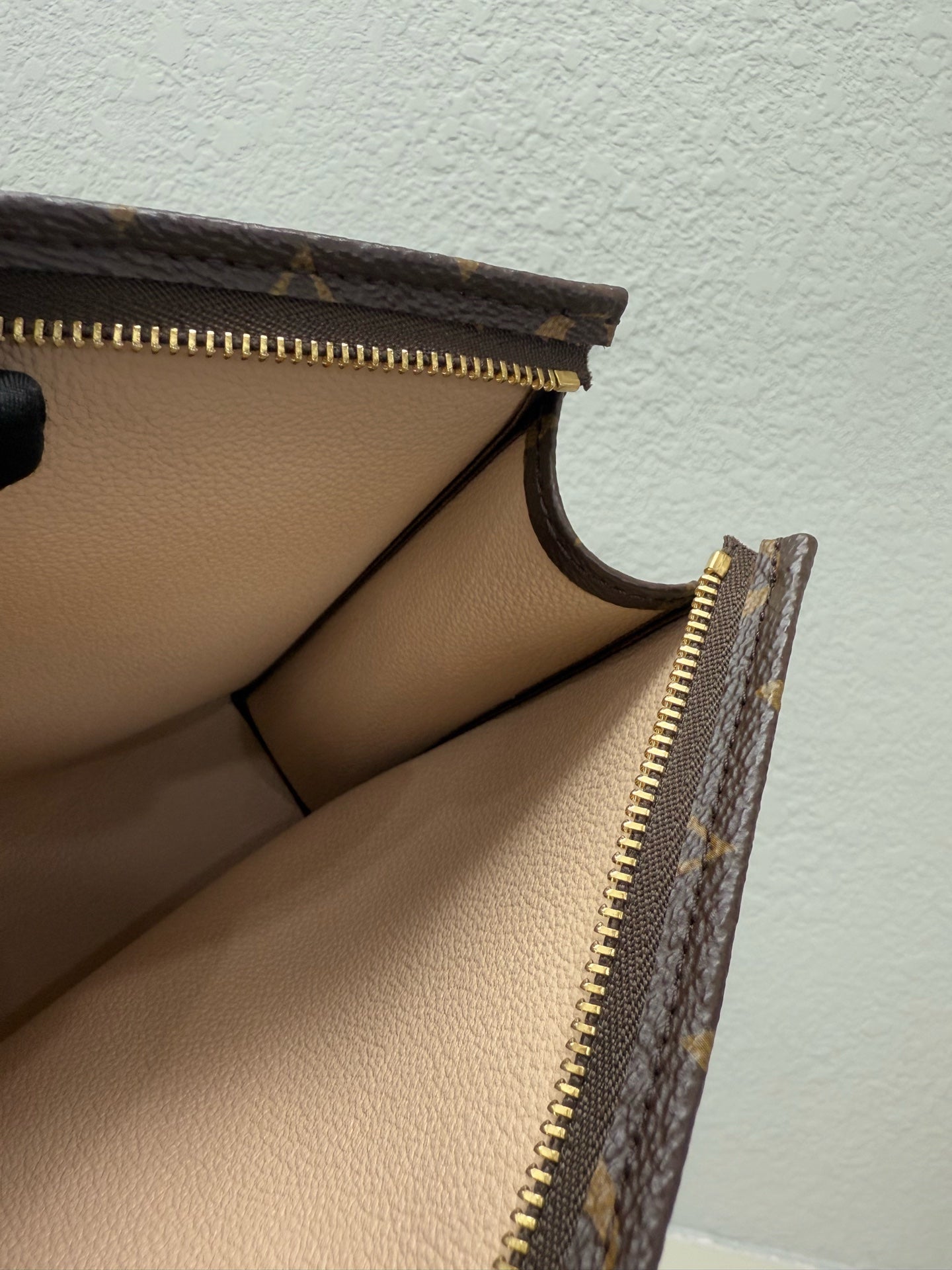 Louis Vuitton - Other - Synthetic - Brown - (medium)