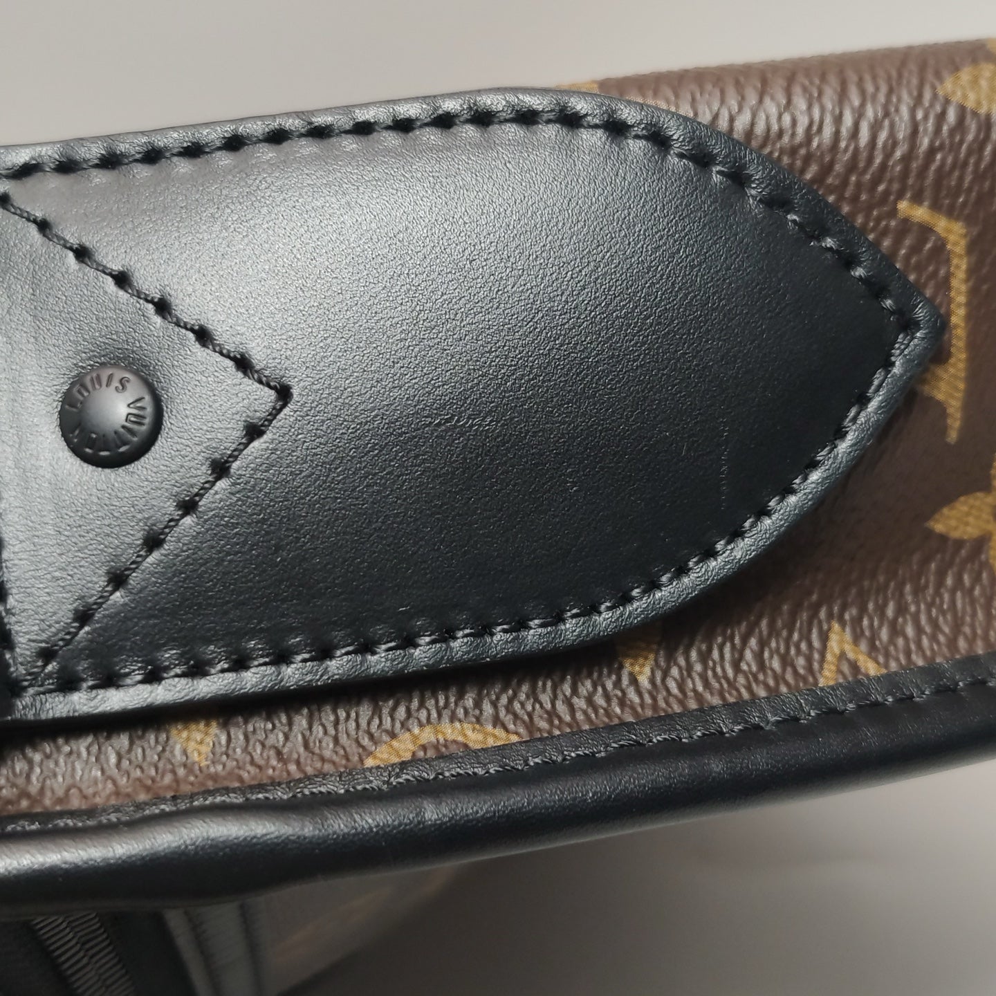 Louis Vuitton - Other - Synthetic - Brown - (medium)