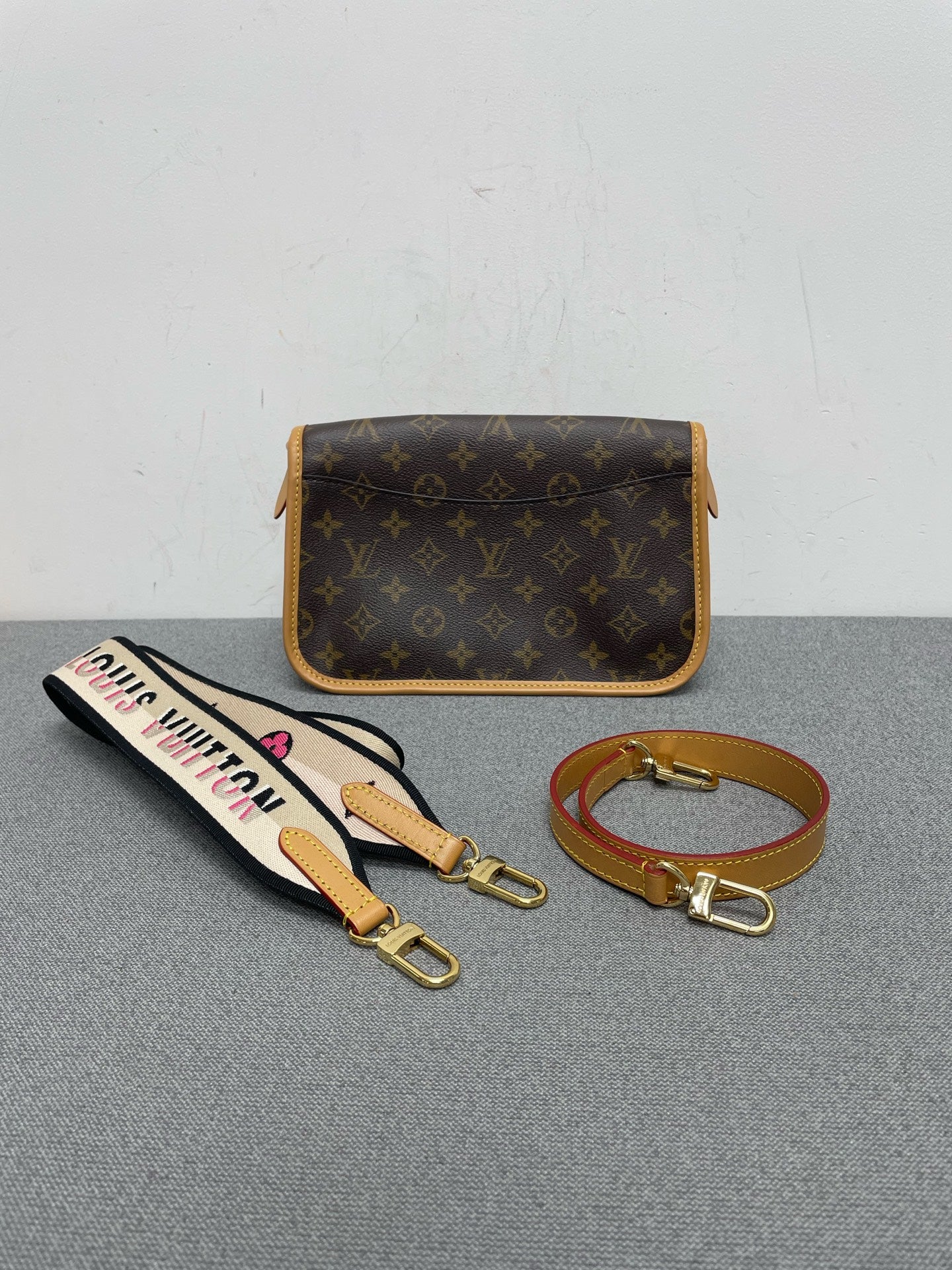 Louis Vuitton - Other - Synthetic - Brown - (small)