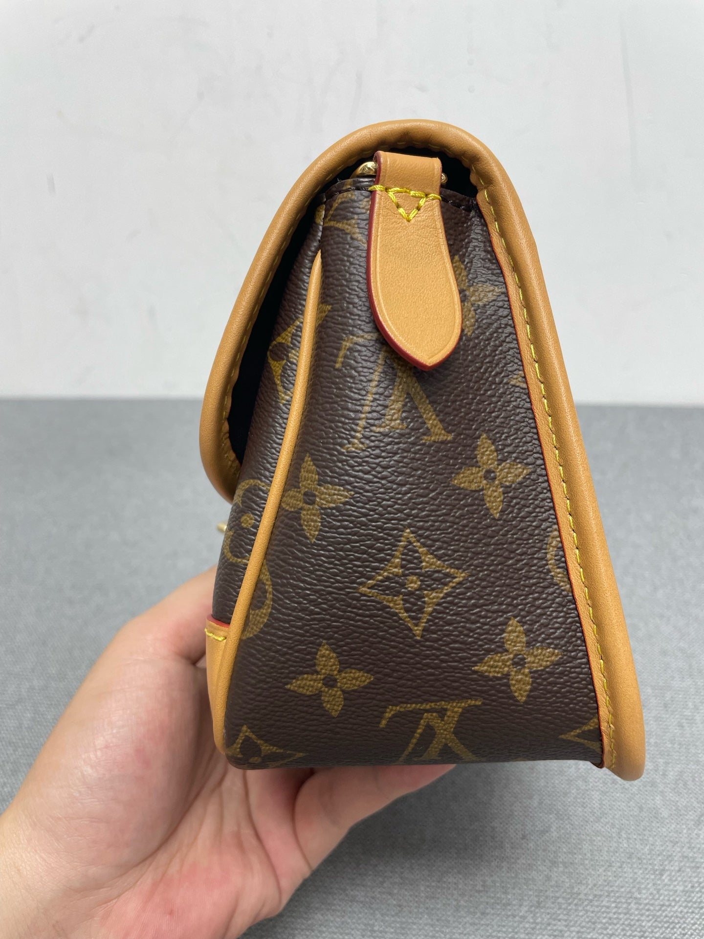 Louis Vuitton - Other - Synthetic - Brown - (small)