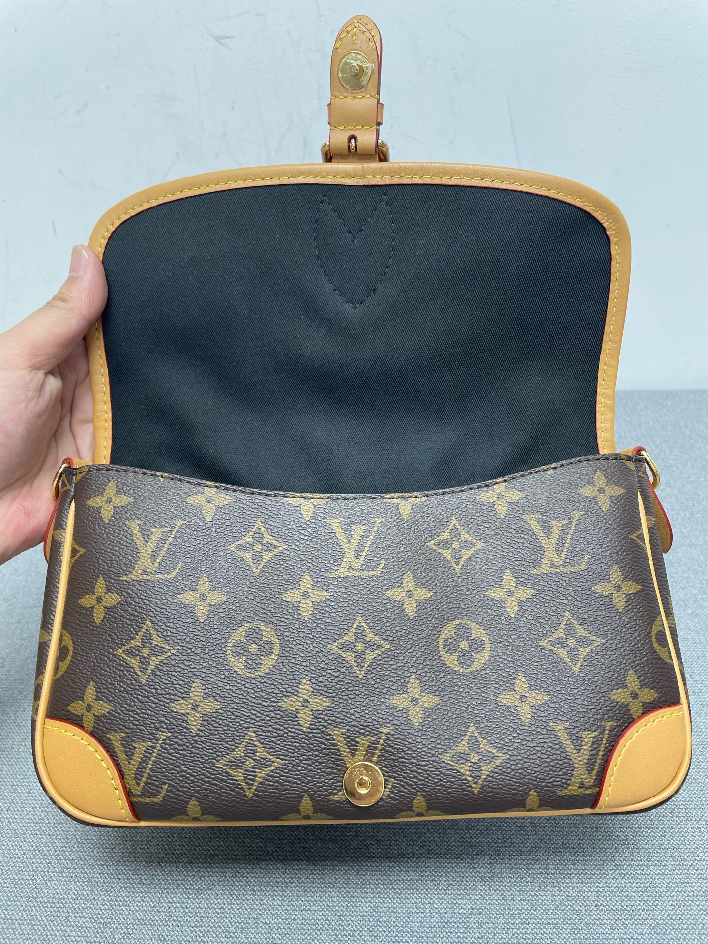 Louis Vuitton - Other - Synthetic - Brown - (small)