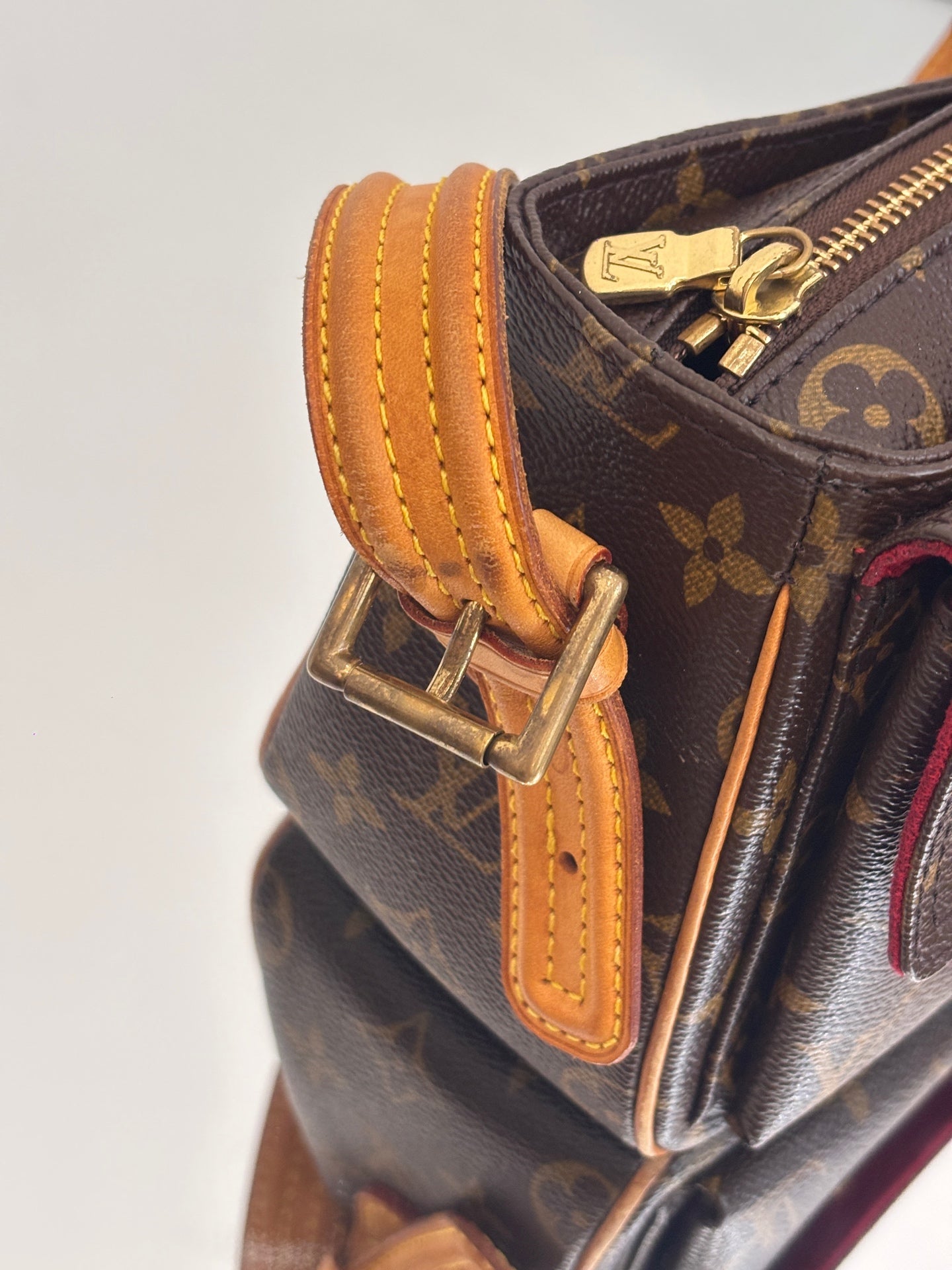 Louis Vuitton - Other - Synthetic - Brown - (small)