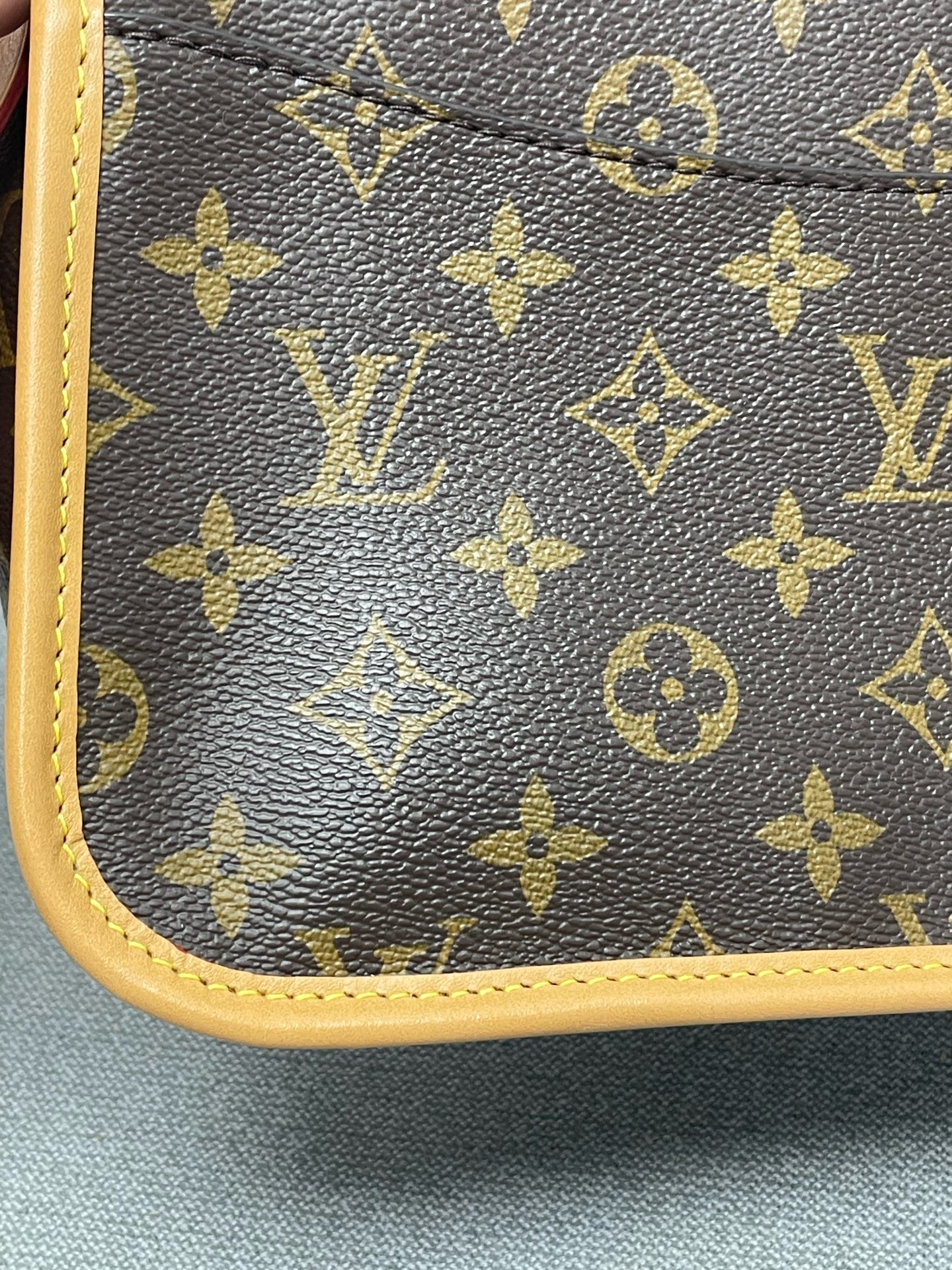 Louis Vuitton - Other - Synthetic - Brown - (small)