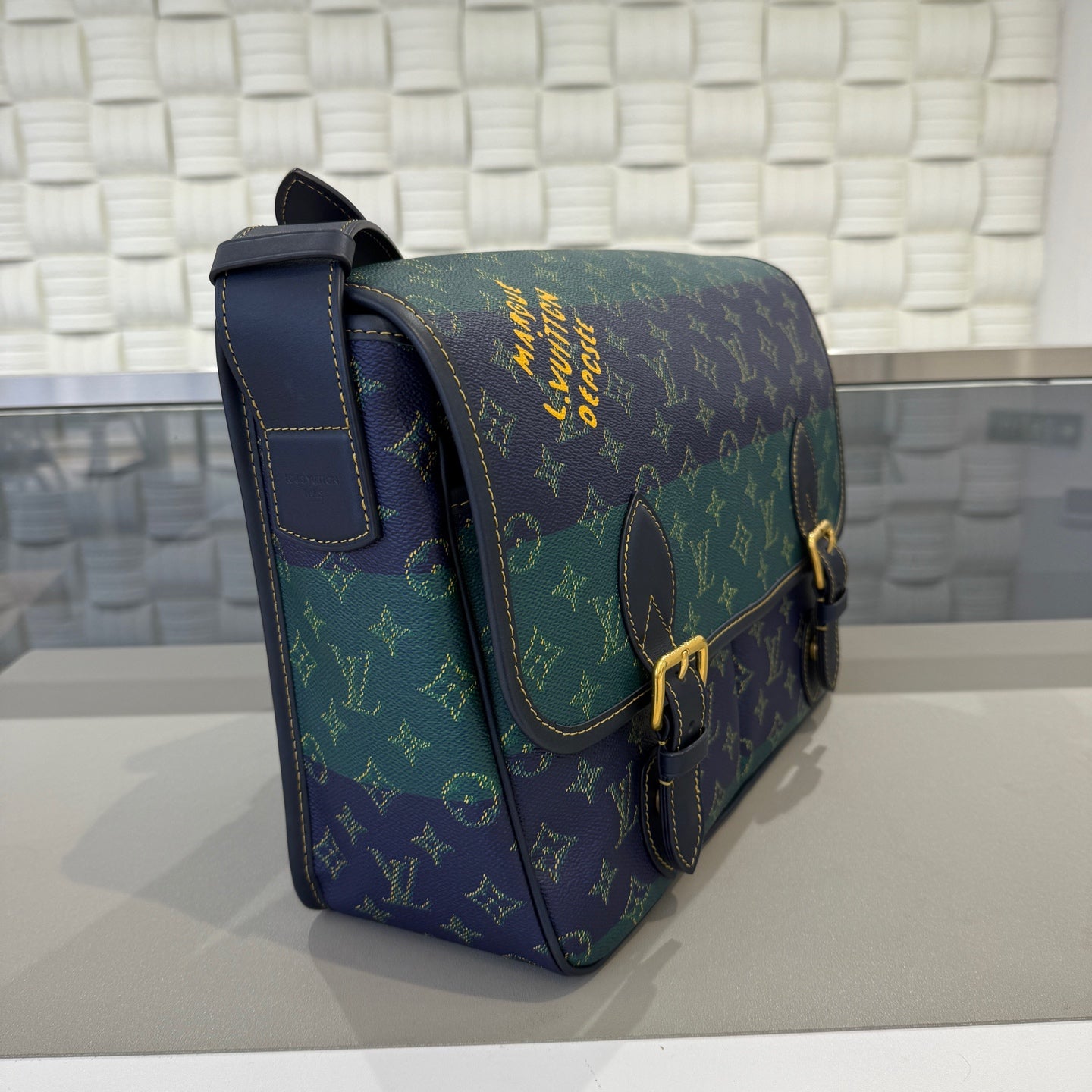 Louis Vuitton - Other - Synthetic - Multicolour - (medium)