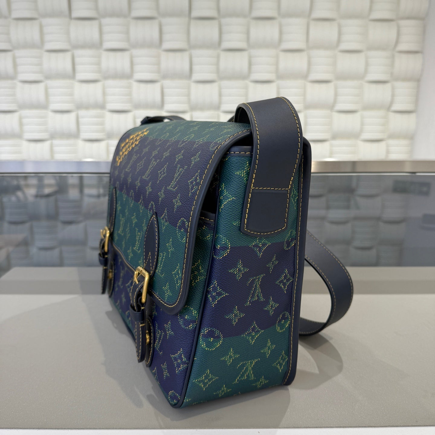 Louis Vuitton - Other - Synthetic - Multicolour - (medium)