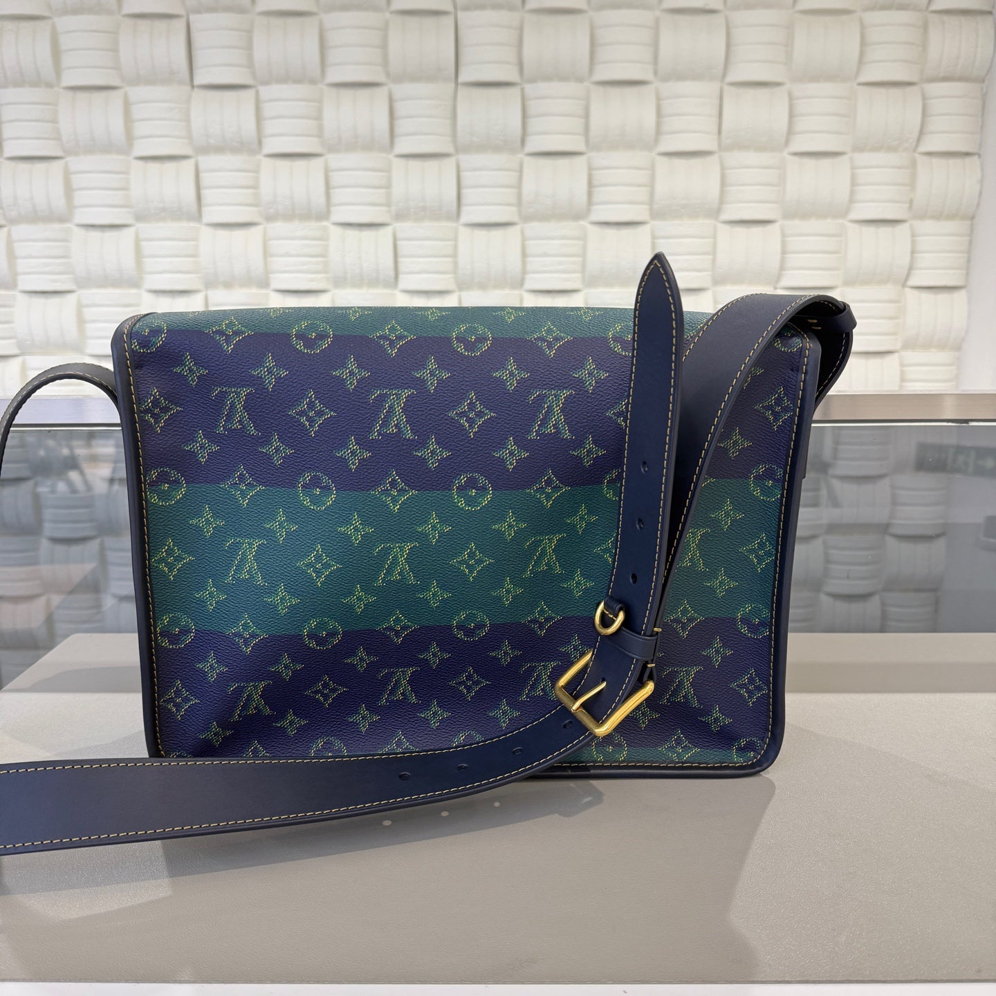 Louis Vuitton - Other - Synthetic - Multicolour - (medium)