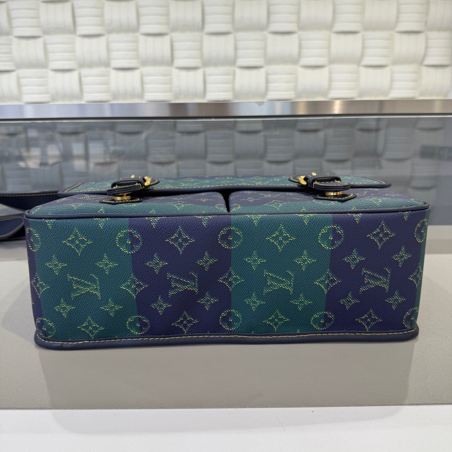 Louis Vuitton - Other - Synthetic - Multicolour - (medium)