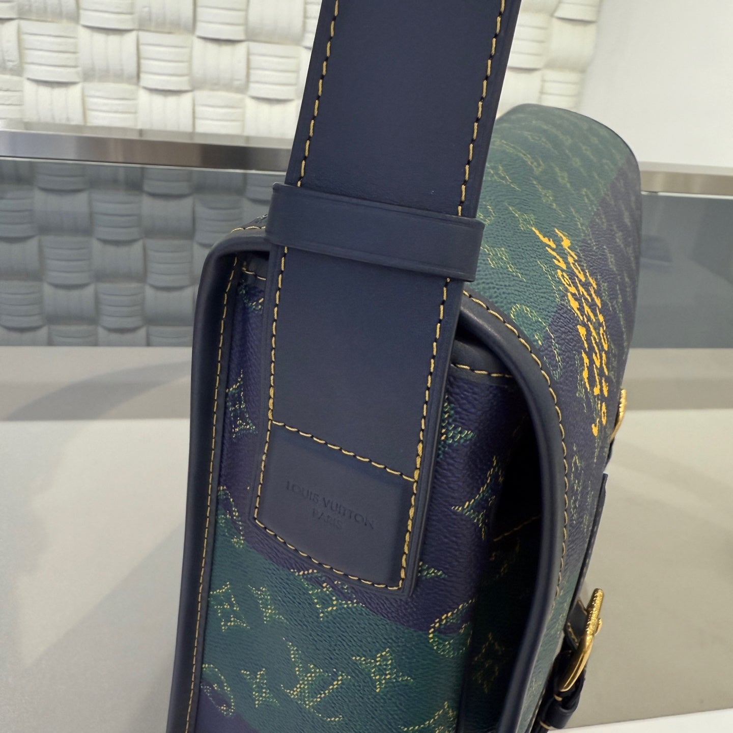 Louis Vuitton - Other - Synthetic - Multicolour - (medium)