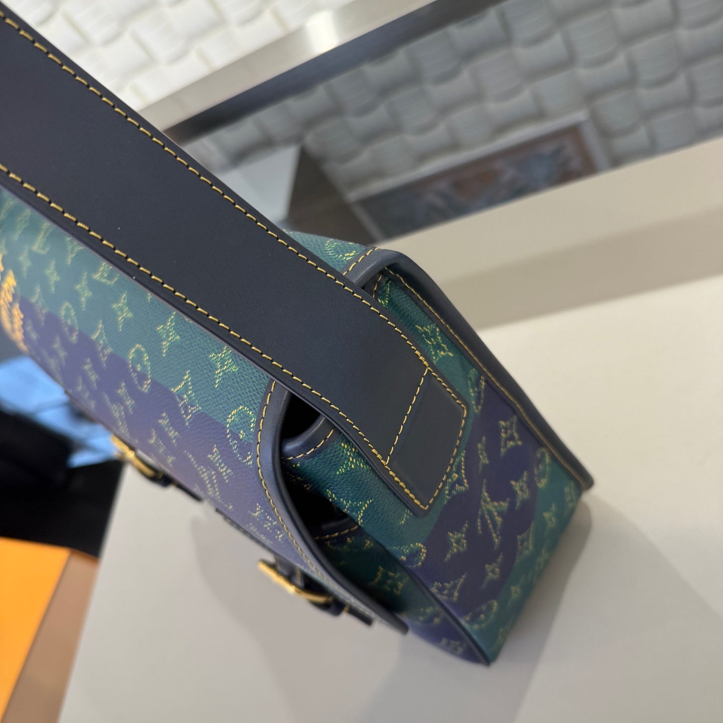 Louis Vuitton - Other - Synthetic - Multicolour - (medium)