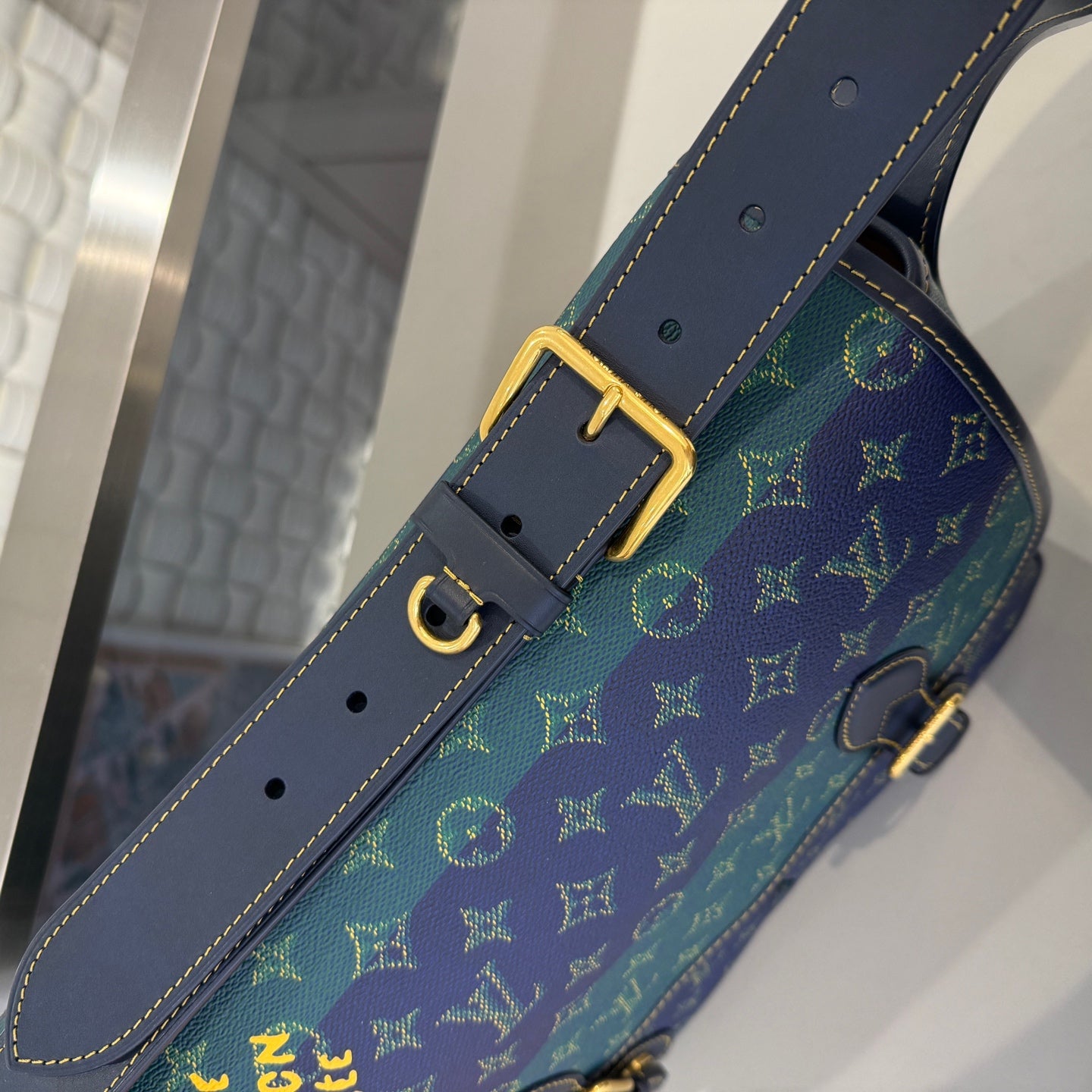Louis Vuitton - Other - Synthetic - Multicolour - (medium)