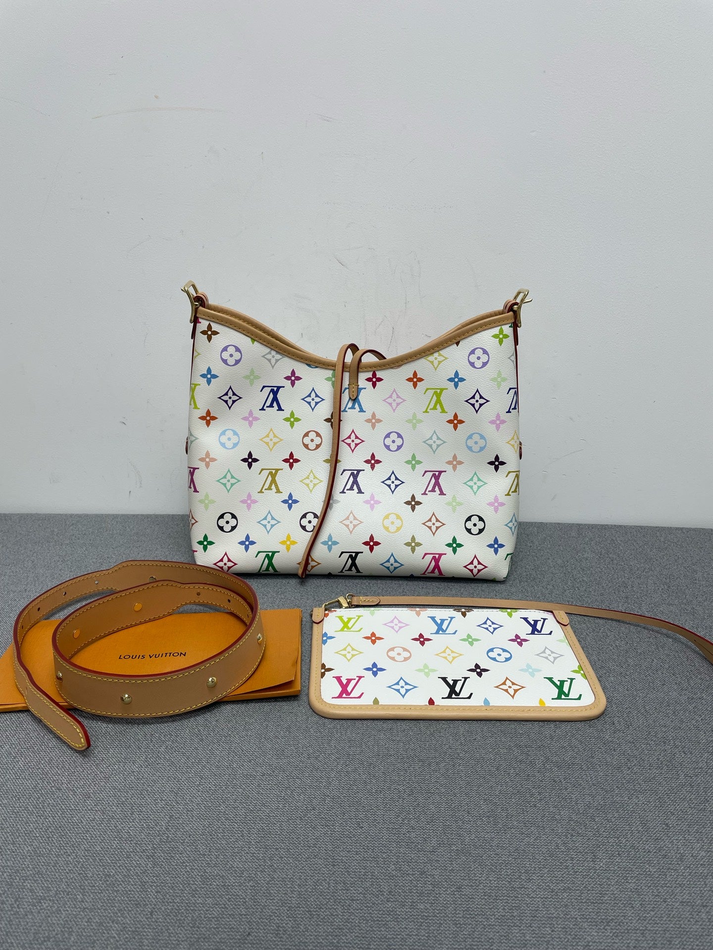 Louis Vuitton - Other - Synthetic - White - (small)