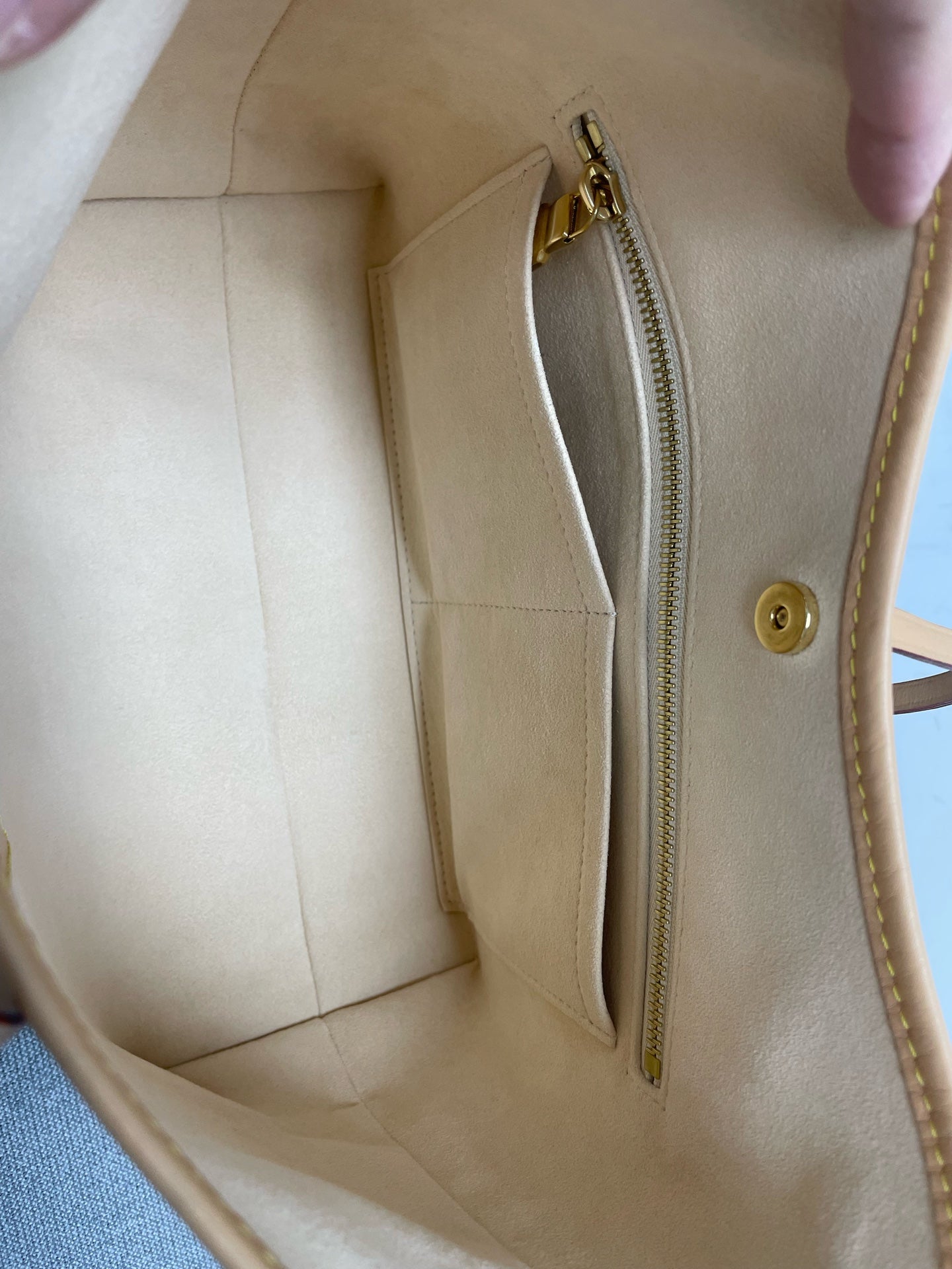 Louis Vuitton - Other - Synthetic - White - (small)