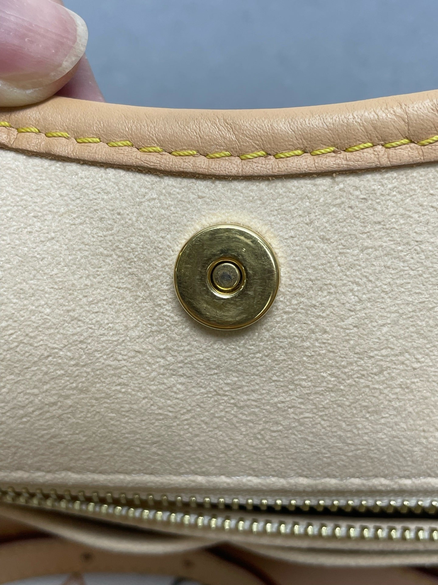Louis Vuitton - Other - Synthetic - White - (small)