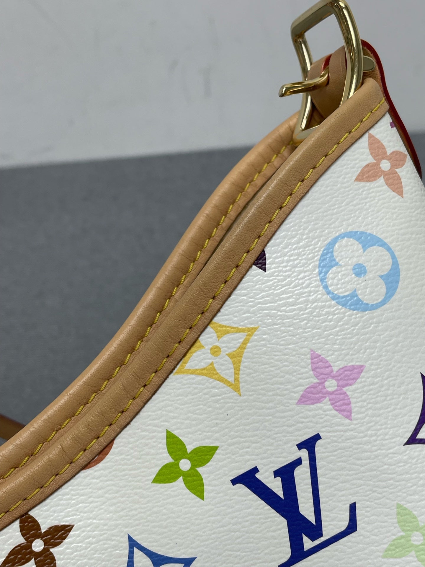 Louis Vuitton - Other - Synthetic - White - (small)