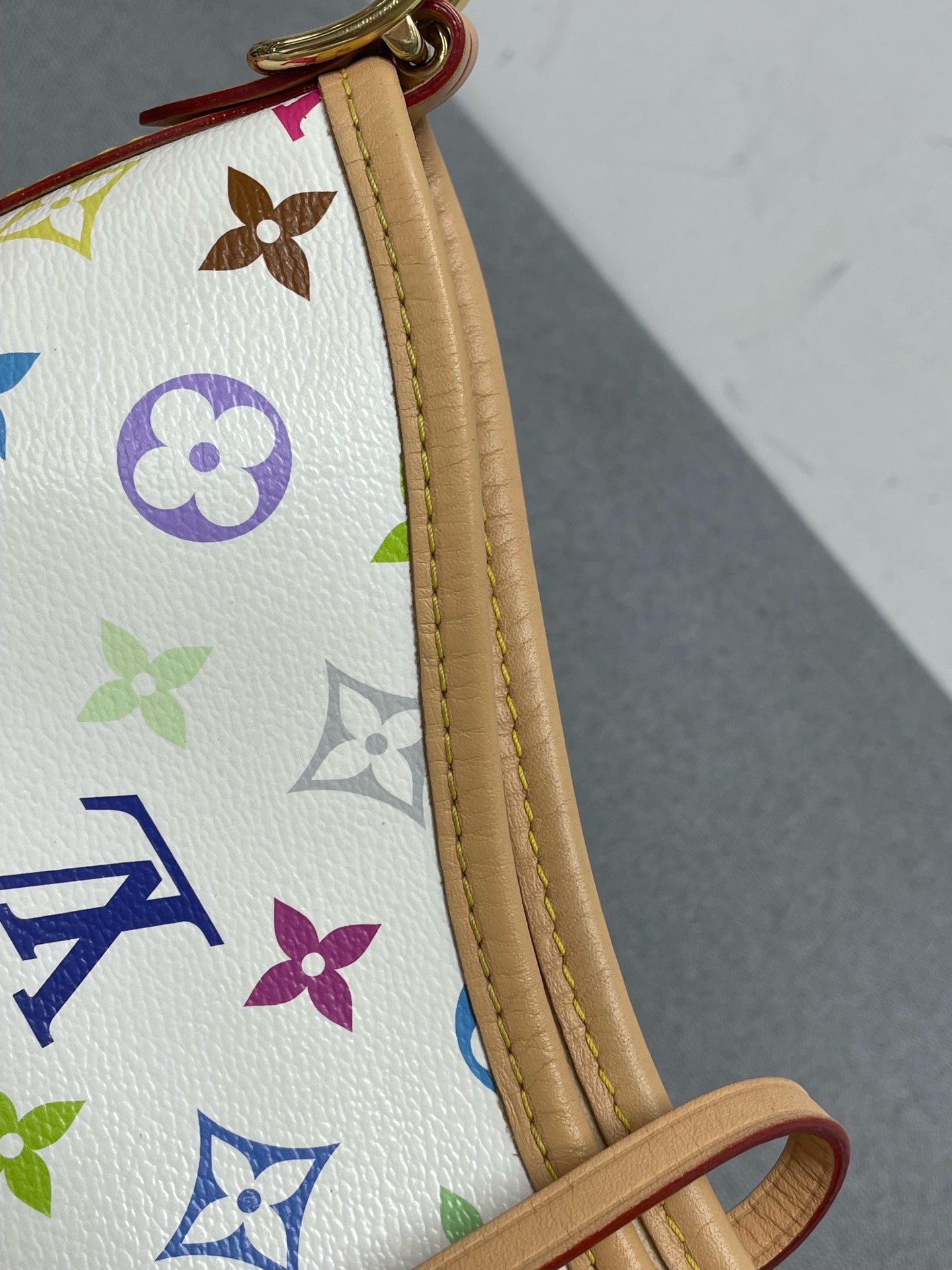 Louis Vuitton - Other - Synthetic - White - (small)
