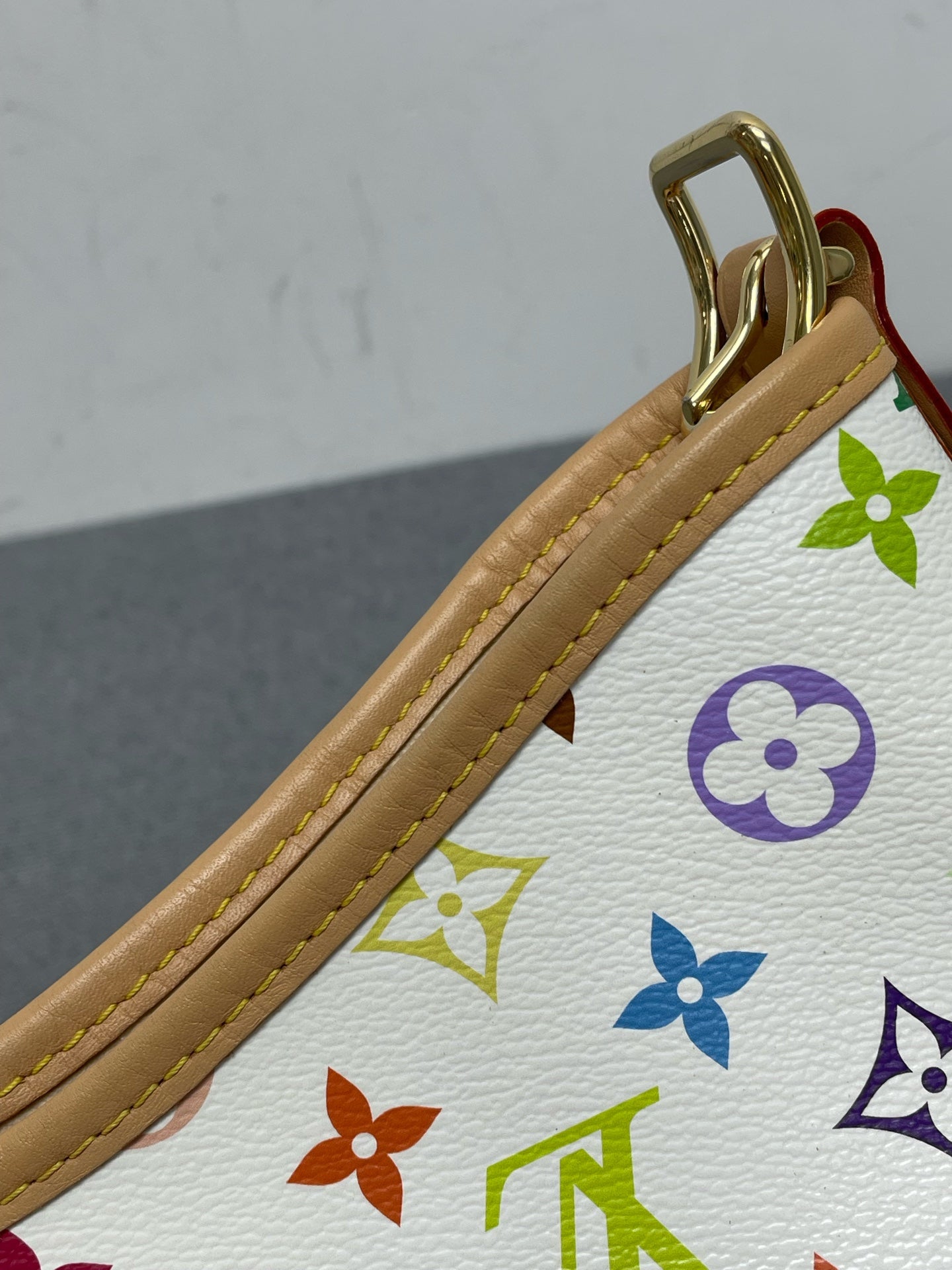Louis Vuitton - Other - Synthetic - White - (small)
