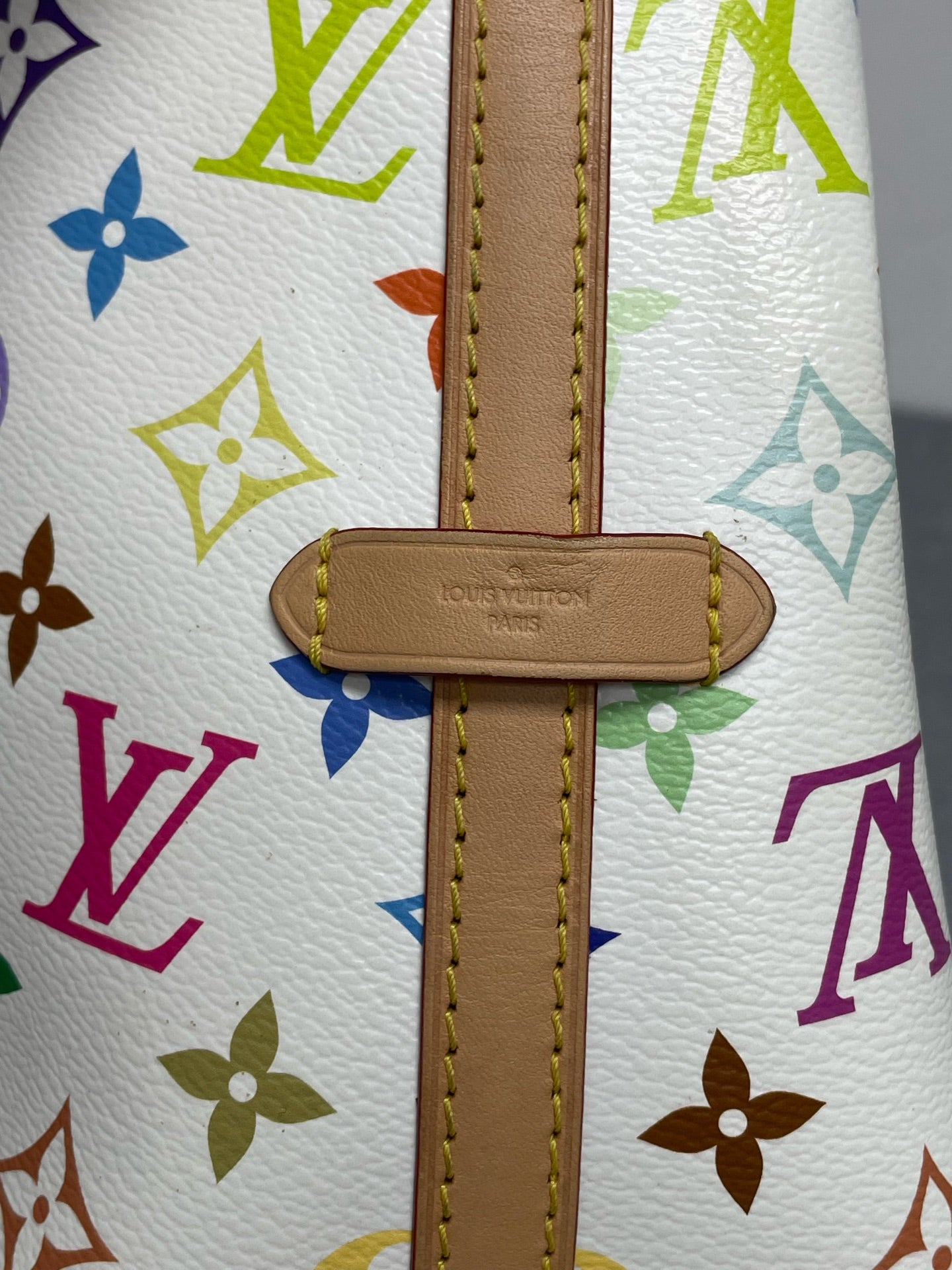 Louis Vuitton - Other - Synthetic - White - (small)