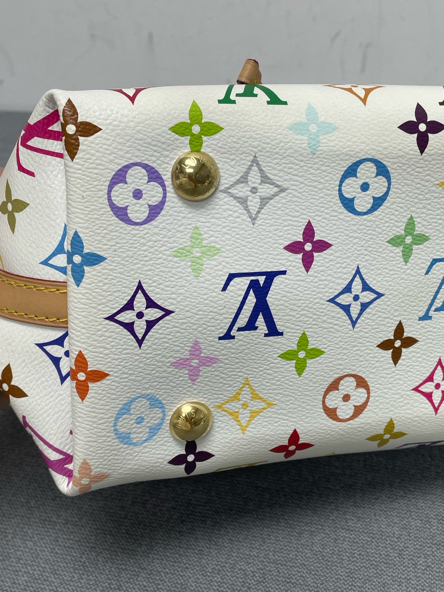 Louis Vuitton - Other - Synthetic - White - (small)