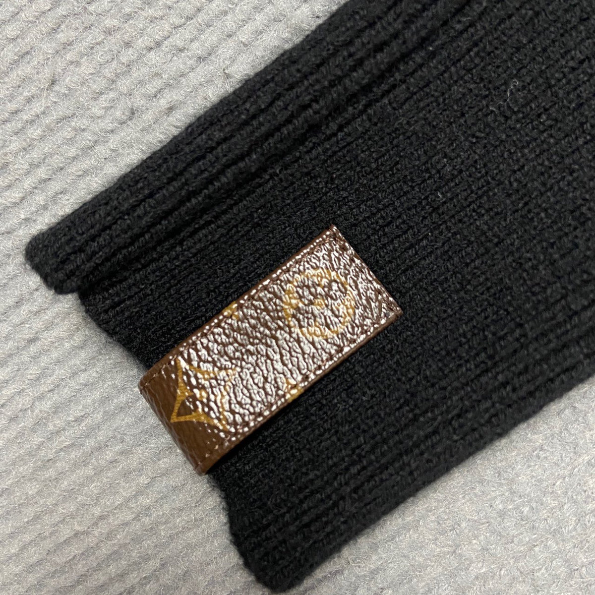Louis Vuitton - Other - Wool - Black - (S)