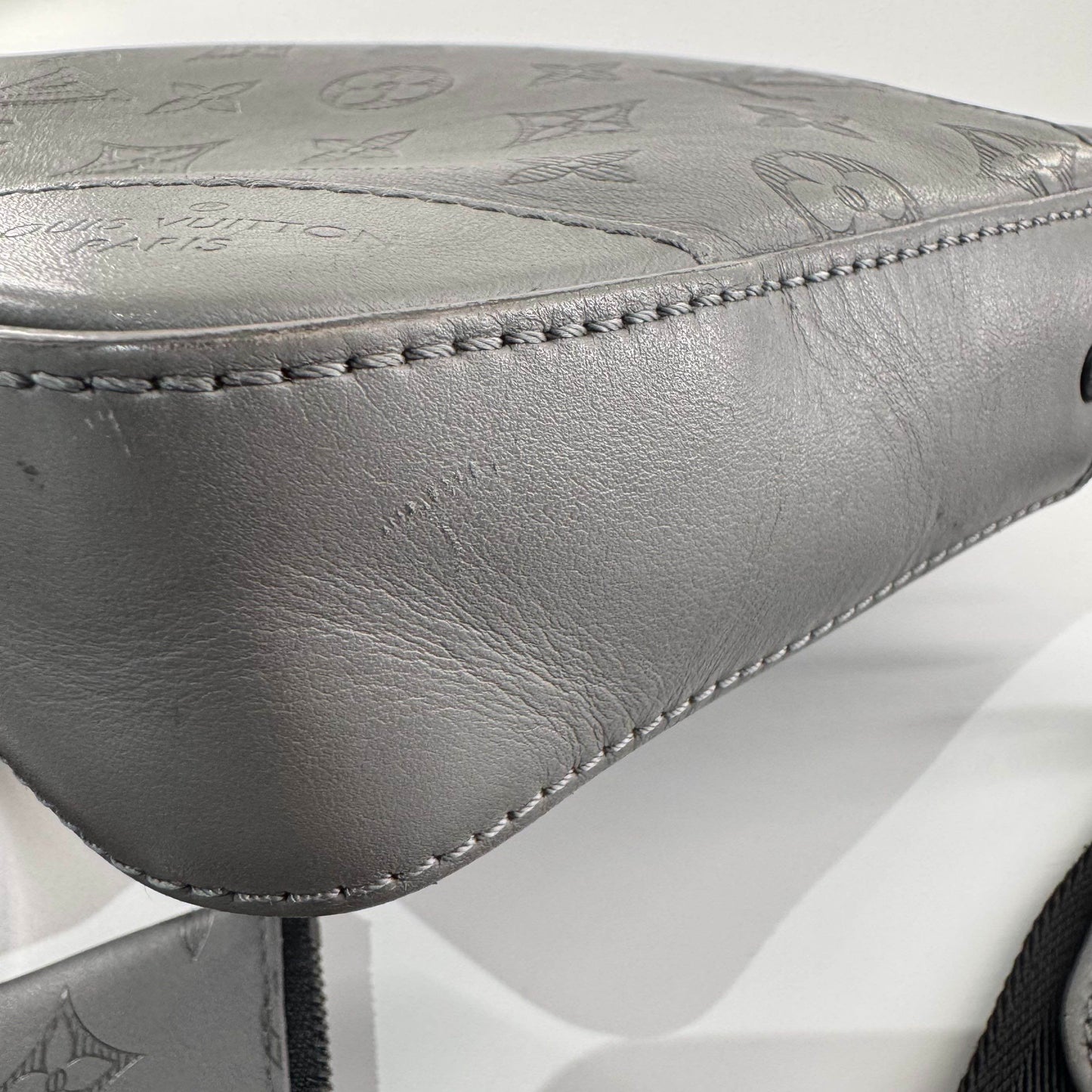 Louis Vuitton - Outdoor Messenger - Embossed calfskin leather - Grey - (medium)