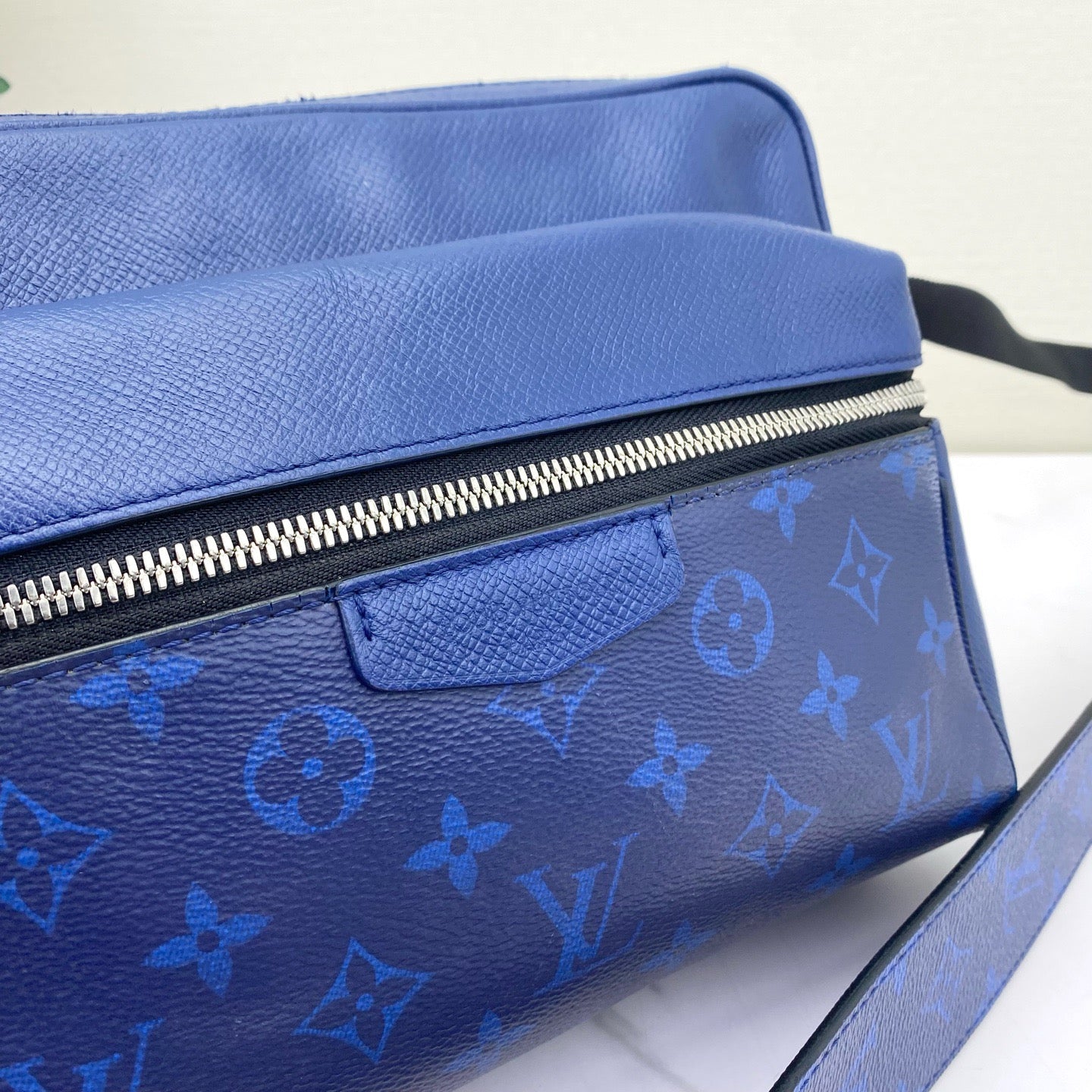Louis Vuitton - Outdoor Messenger - Grained leather and Monogram canvas - Blue - (medium)