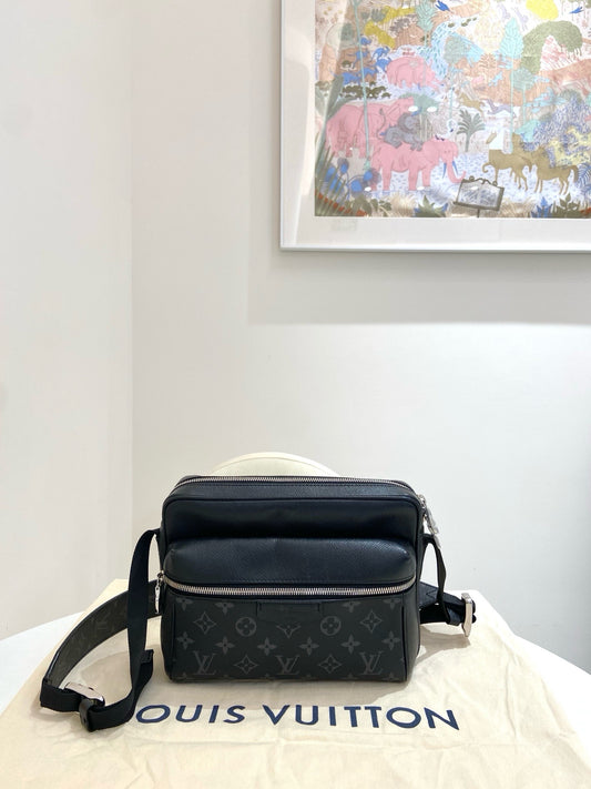 Louis Vuitton - Outdoor Messenger - Leather - Black - (medium)