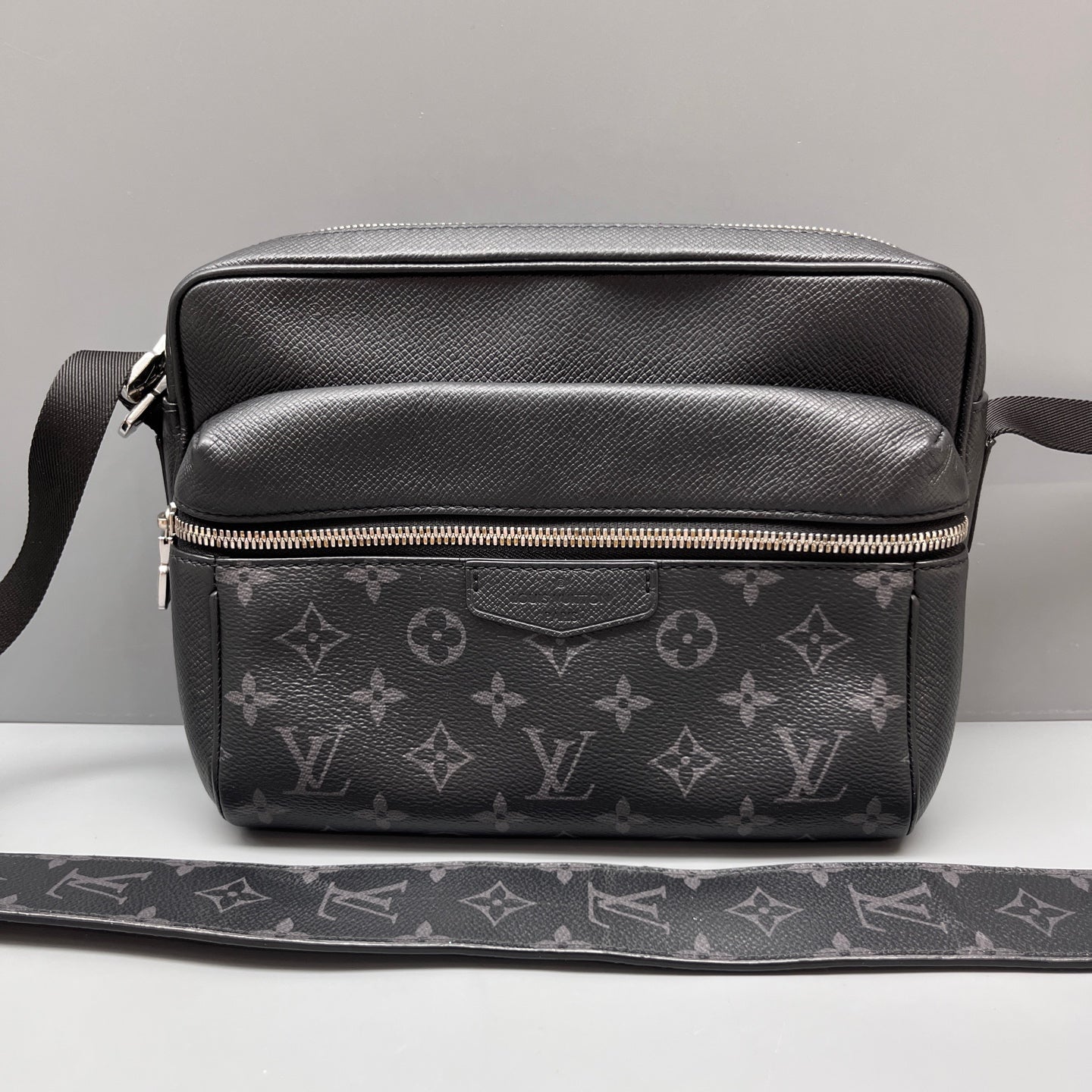 Louis Vuitton - Outdoor Messenger - Leather - Black - (Small)