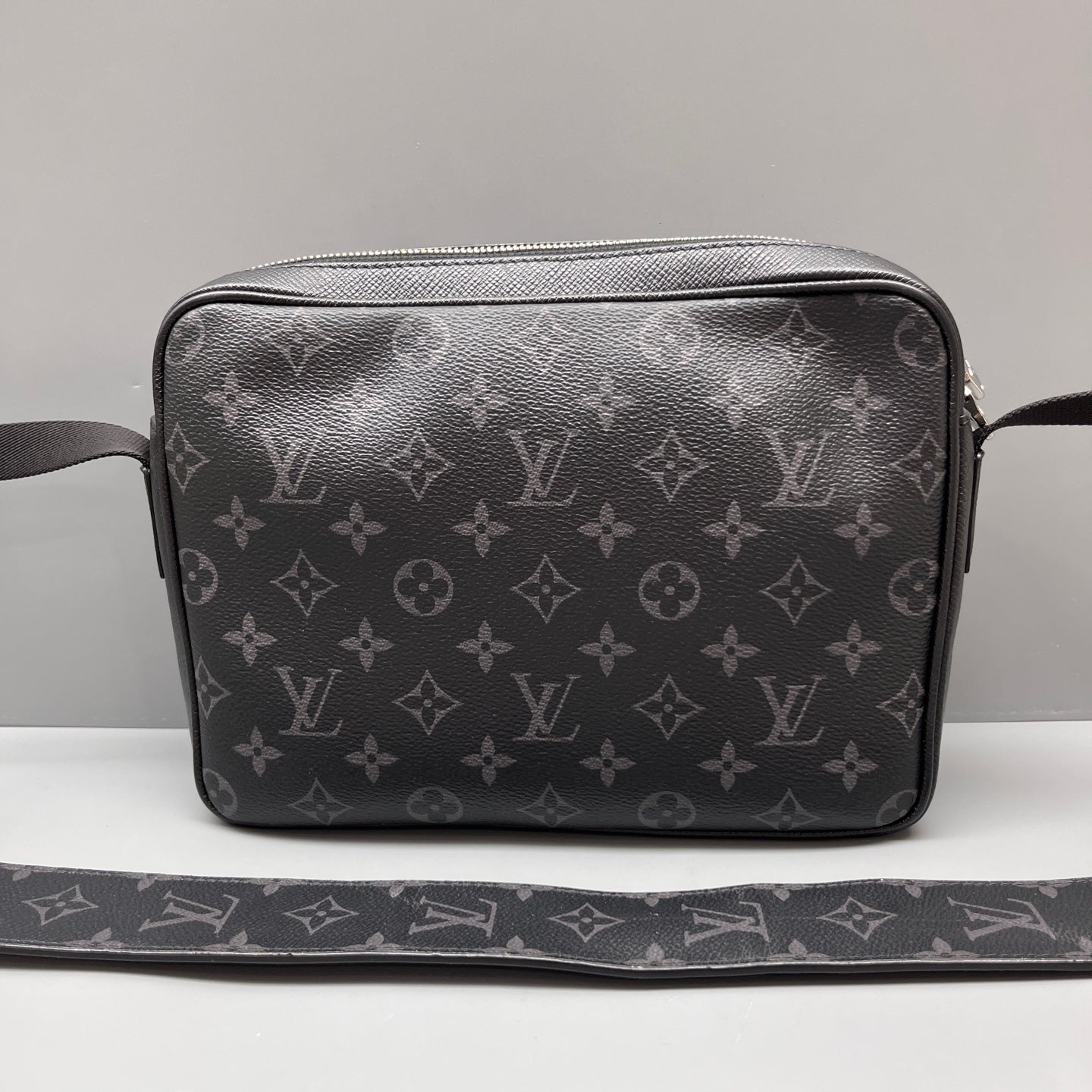 Louis Vuitton - Outdoor Messenger - Leather - Black - (Small)