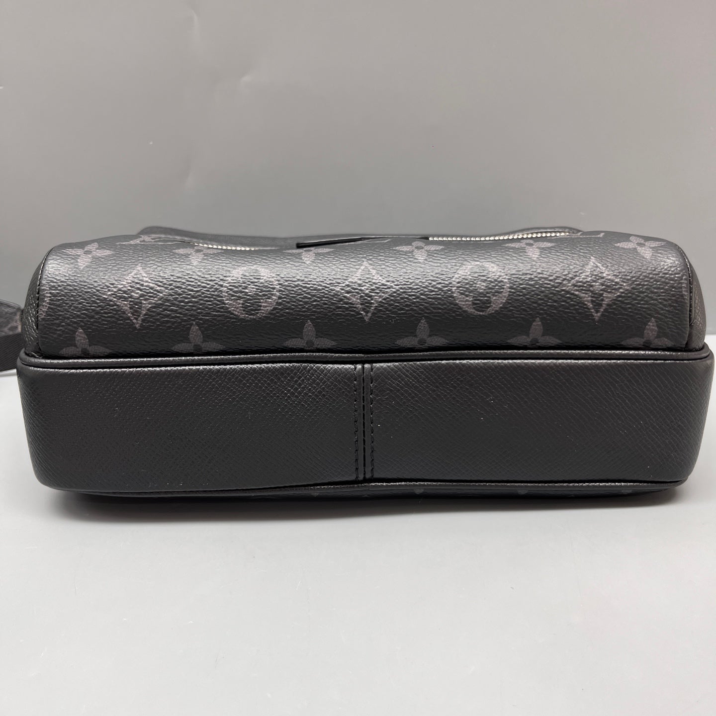 Louis Vuitton - Outdoor Messenger - Leather - Black - (Small)