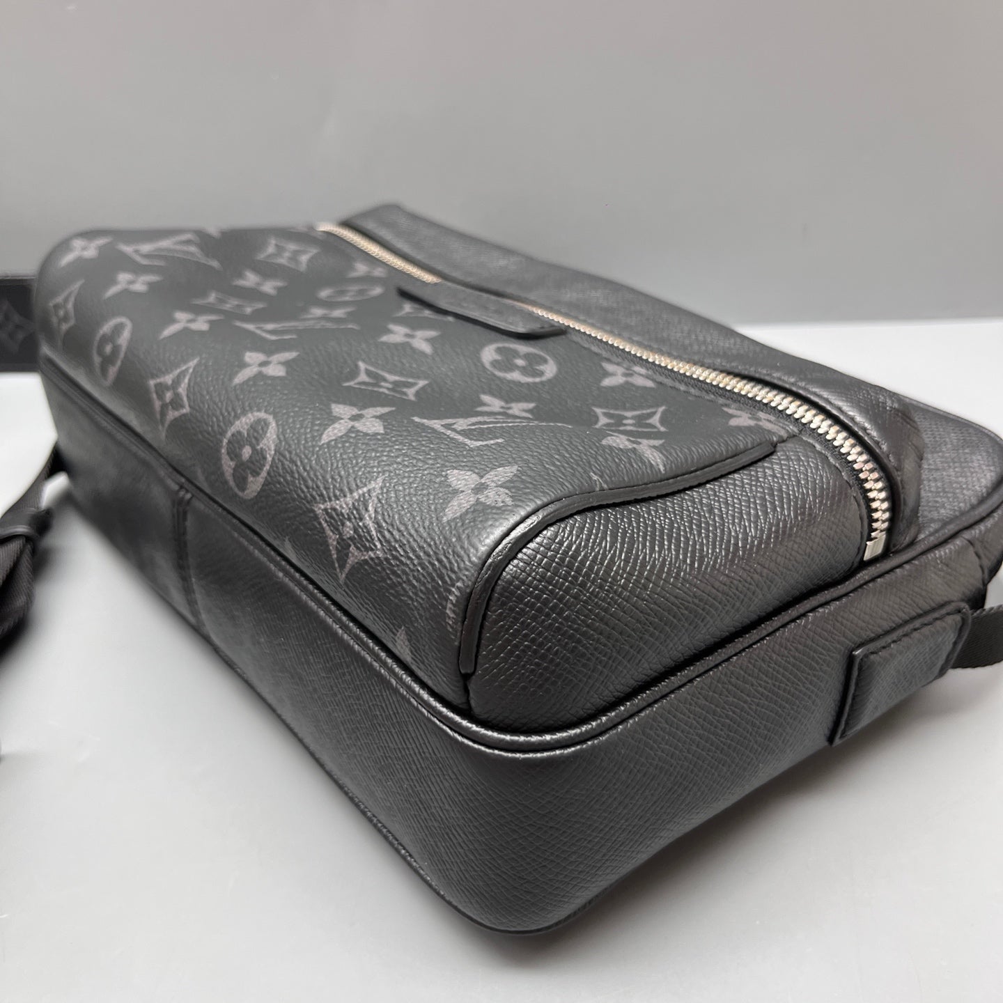 Louis Vuitton - Outdoor Messenger - Leather - Black - (Small)