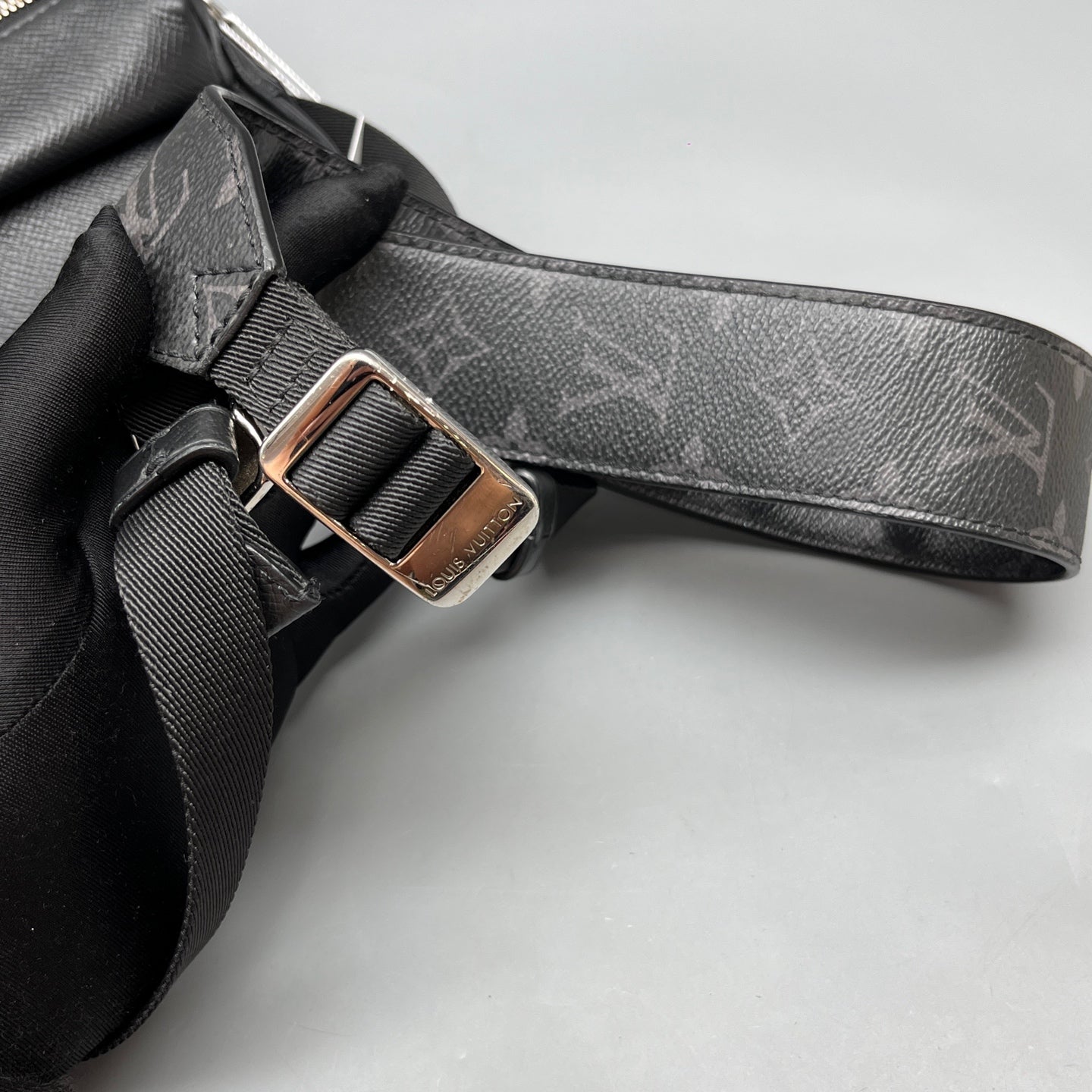 Louis Vuitton - Outdoor Messenger - Leather - Black - (Small)