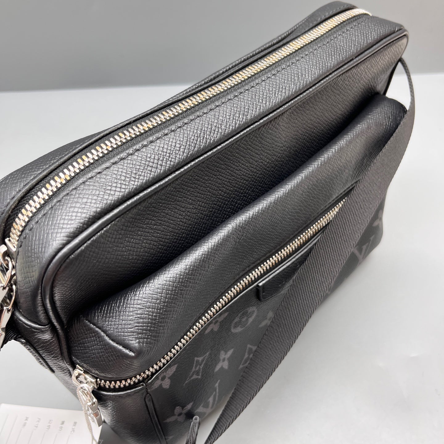 Louis Vuitton - Outdoor Messenger - Leather - Black - (Small)