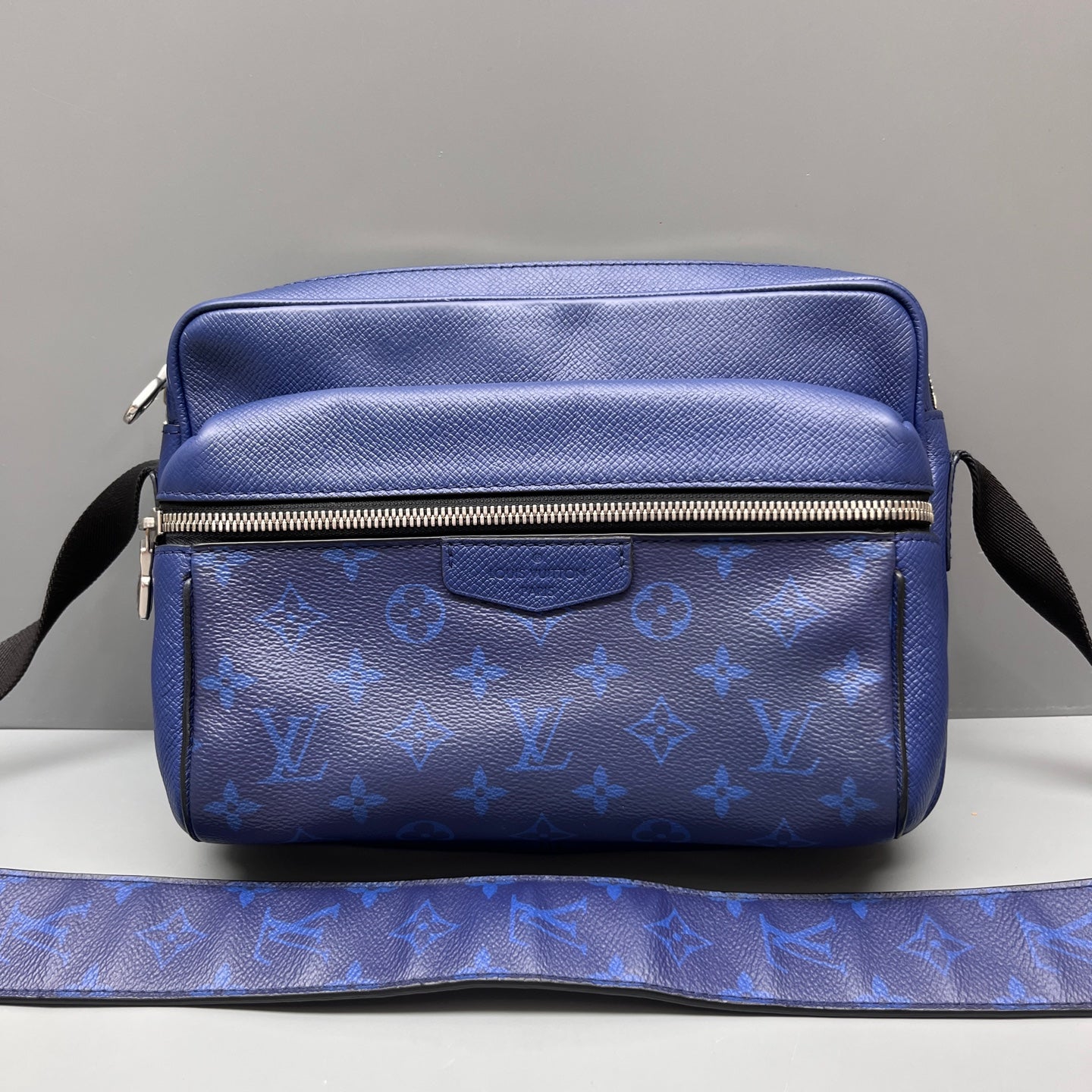 Louis Vuitton - Outdoor Messenger - Leather - Blue - (Small)