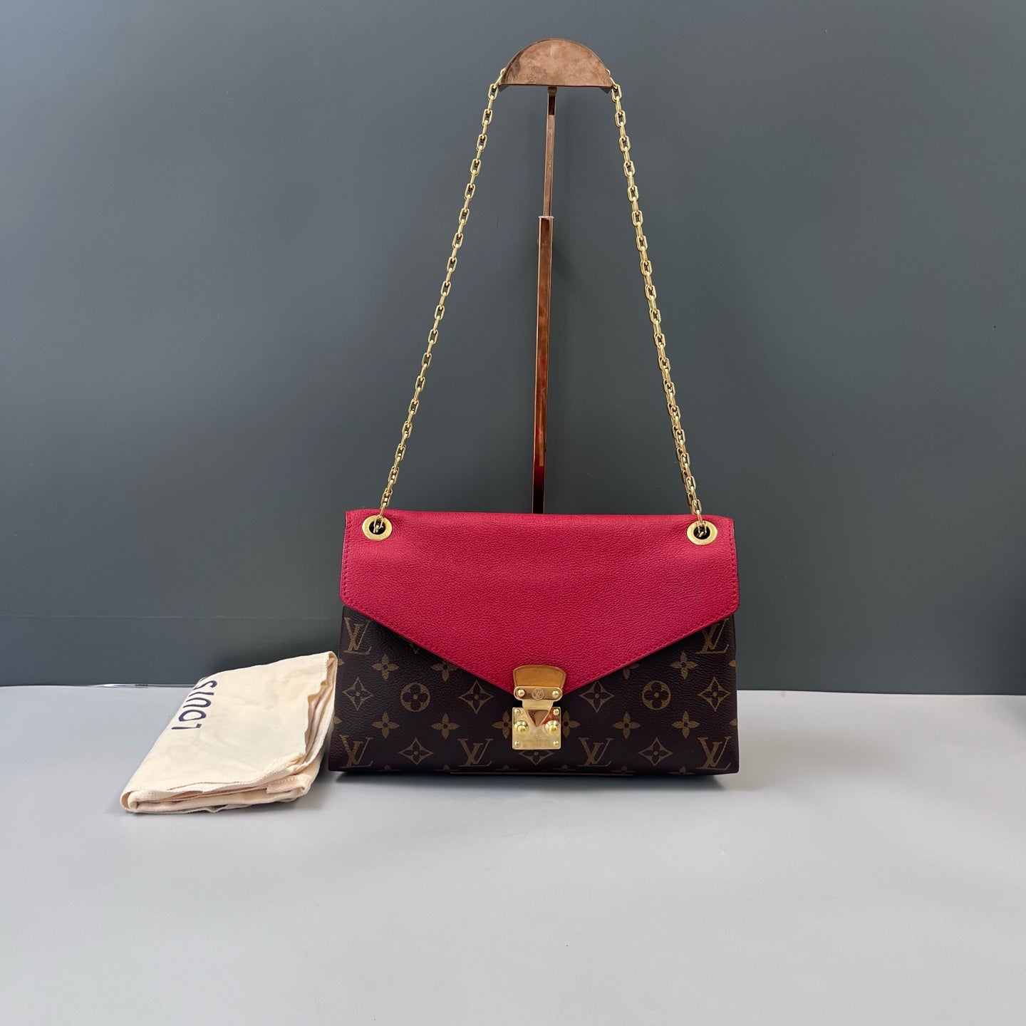 Louis Vuitton - Pallas Chain - Monogram canvas and Cowhide leather - Brown and Red - (Medium)