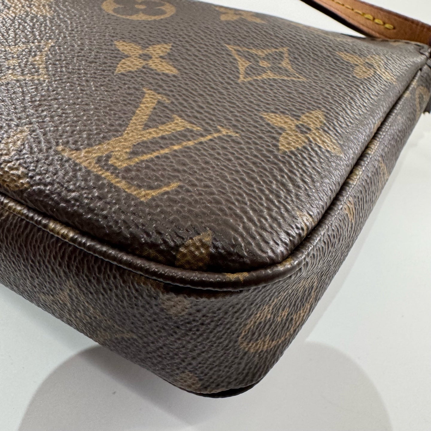 Louis Vuitton - Pochette Accessoires - Leather - Brown - (mini)