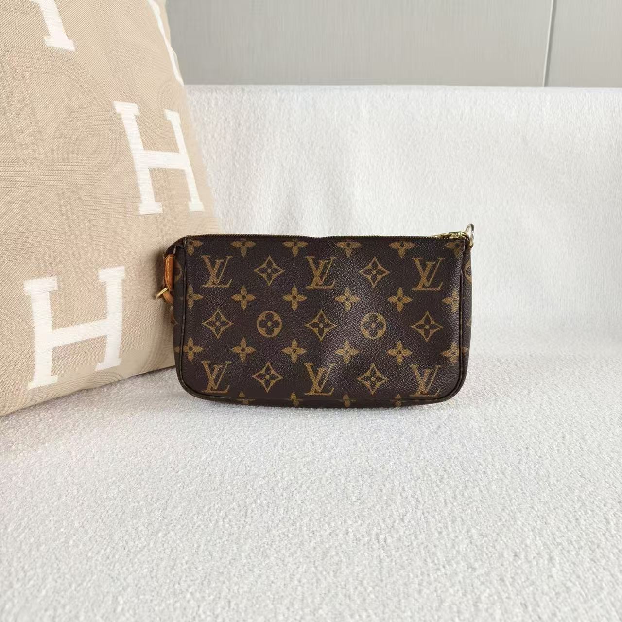 Louis Vuitton - Pochette Accessoires - Monogram coated canvas with Vachetta leather trim - Brown - (Mini)