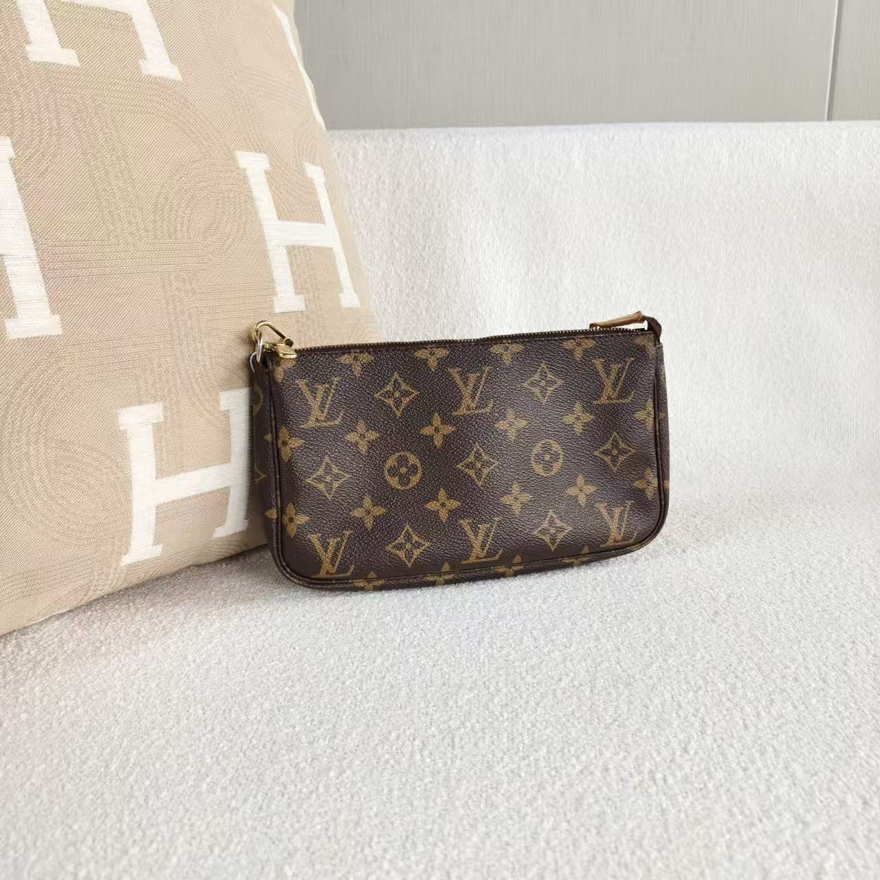 Louis Vuitton - Pochette Accessoires - Monogram coated canvas with Vachetta leather trim - Brown - (Mini)
