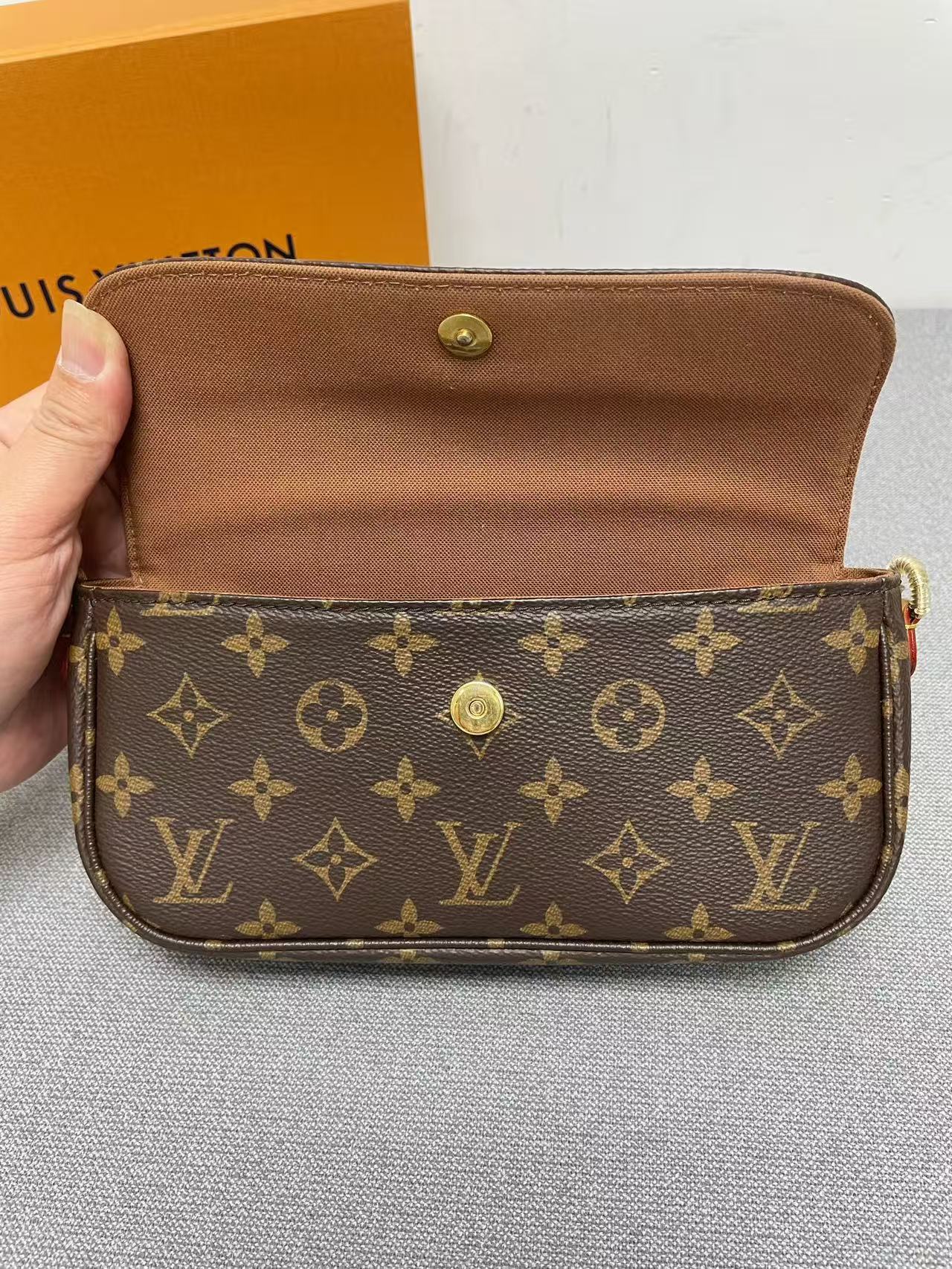 Louis Vuitton - Pochette Ivy - Monogram coated canvas with natural cowhide leather trim - Brown - (mini)