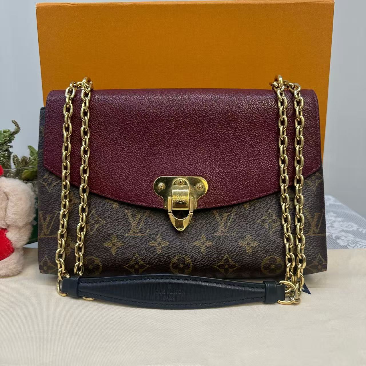 Louis Vuitton - Pochette Métis Chain - Monogram coated canvas with grained leather trim - Monogram Brown with Burgundy Flap - (Small)